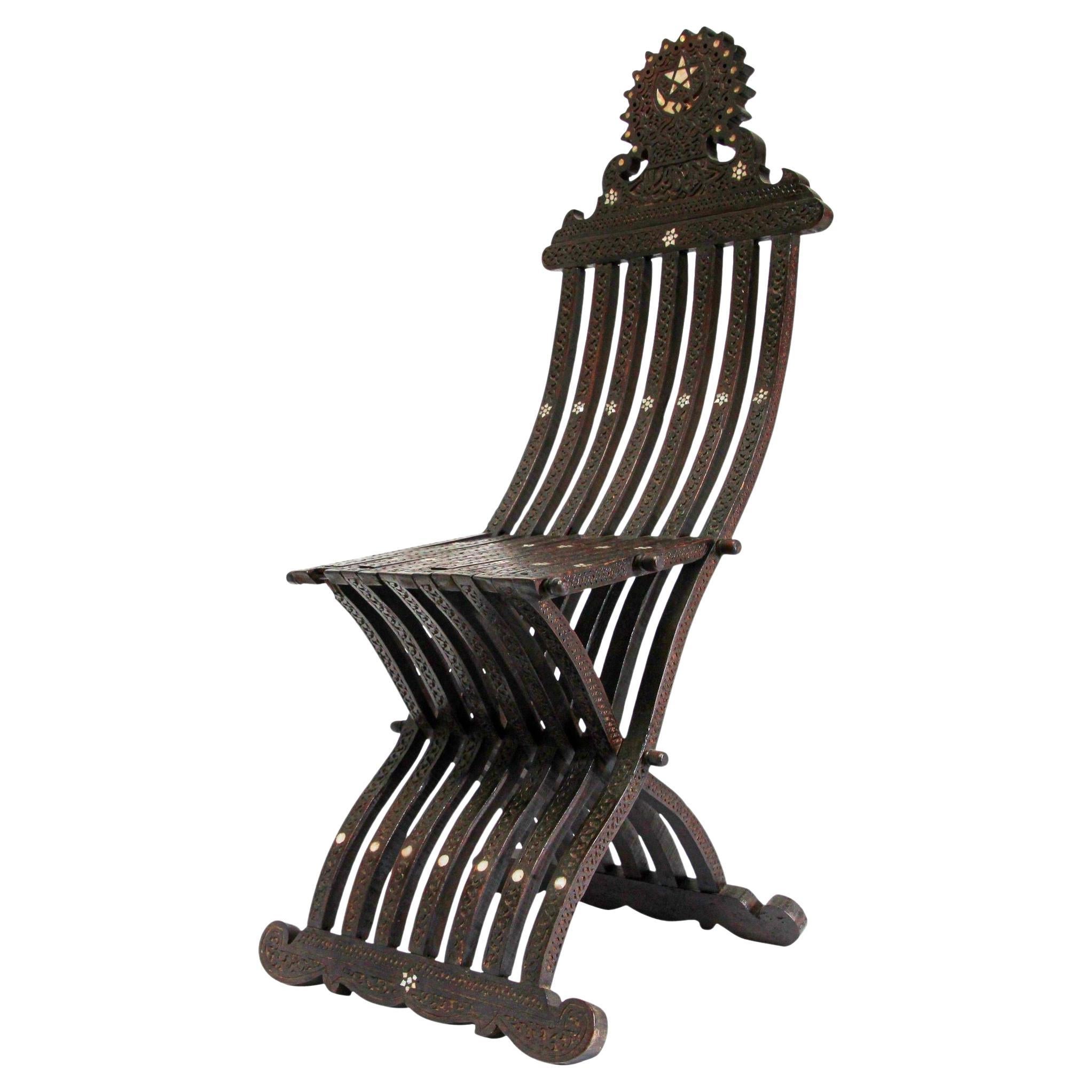Chaise pliante mauresque incrustée du Moyen-Orient du 19ème siècle