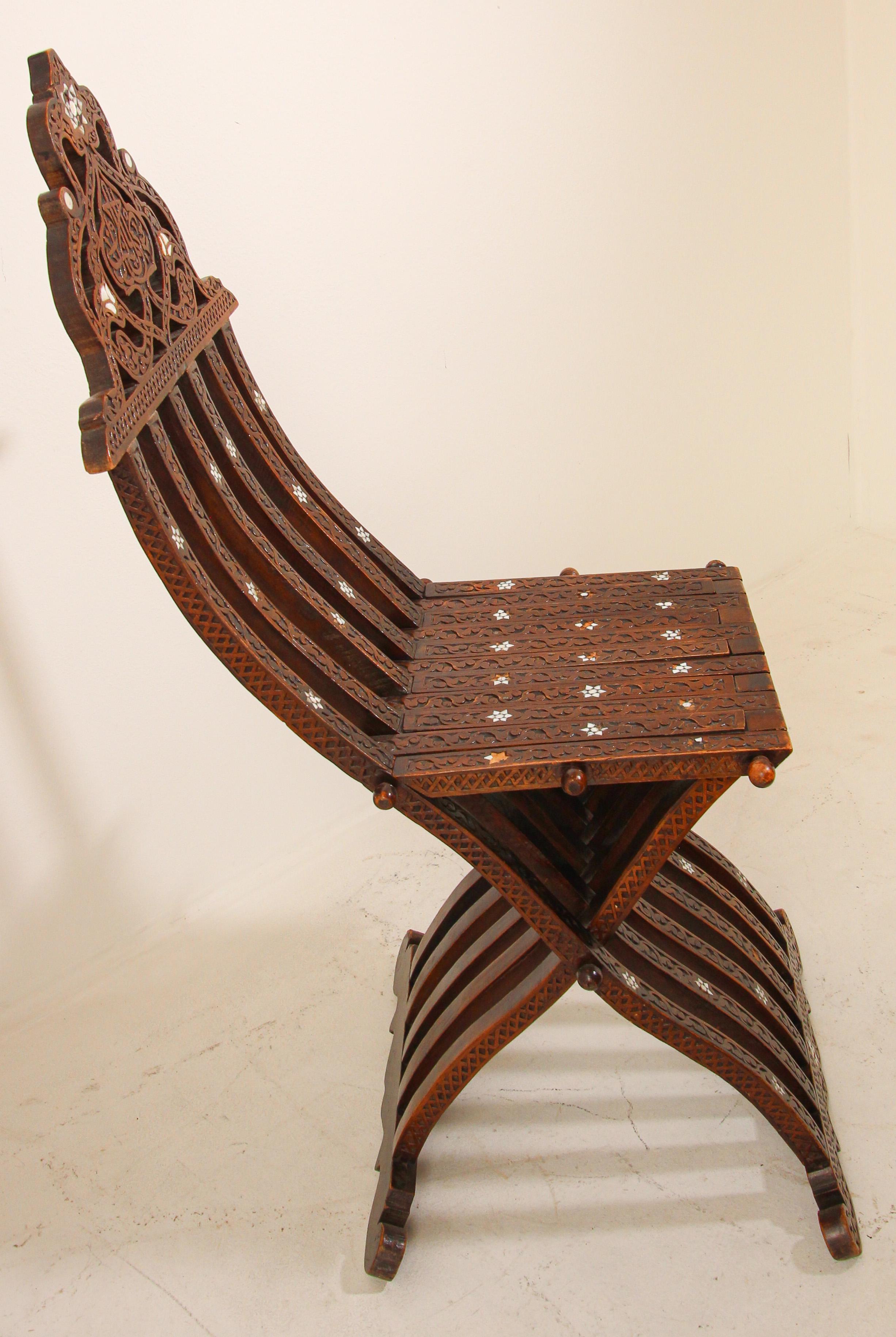 Moyen Orient 19ème siècle Chaise pliante mauresque Coquille incrustée en vente 1