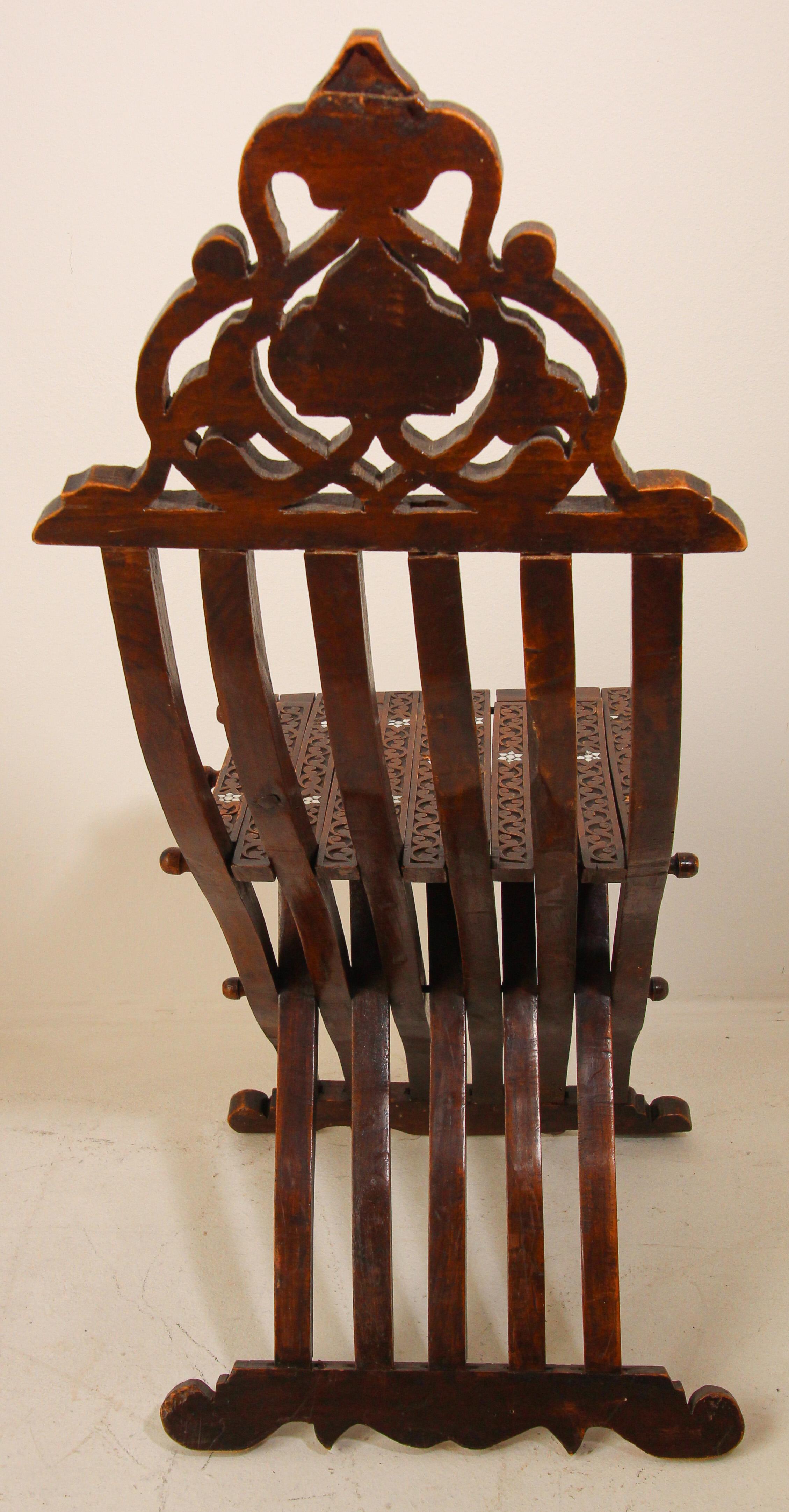 Moyen Orient 19ème siècle Chaise pliante mauresque Coquille incrustée en vente 3