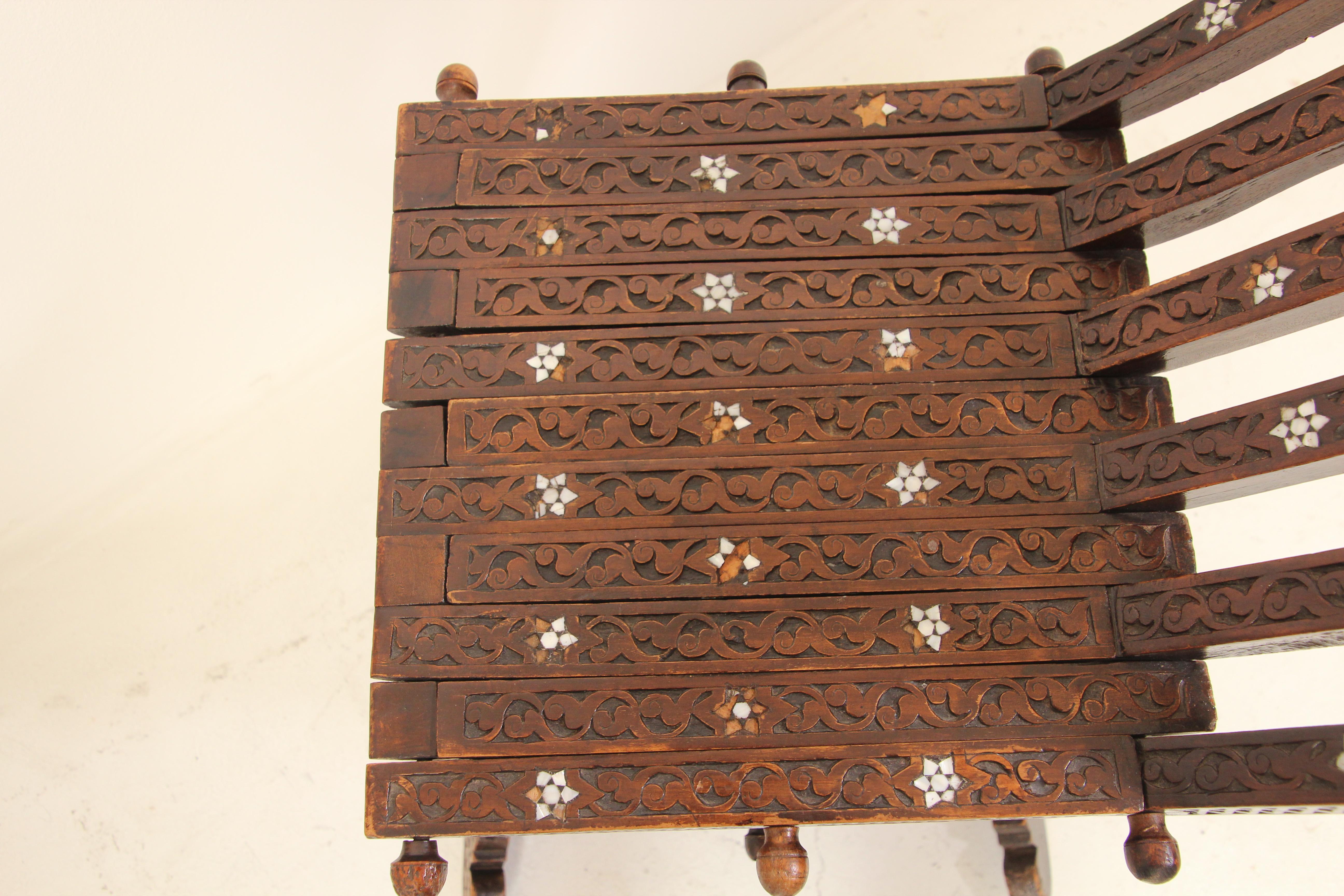 Moyen Orient 19ème siècle Chaise pliante mauresque Coquille incrustée en vente 5