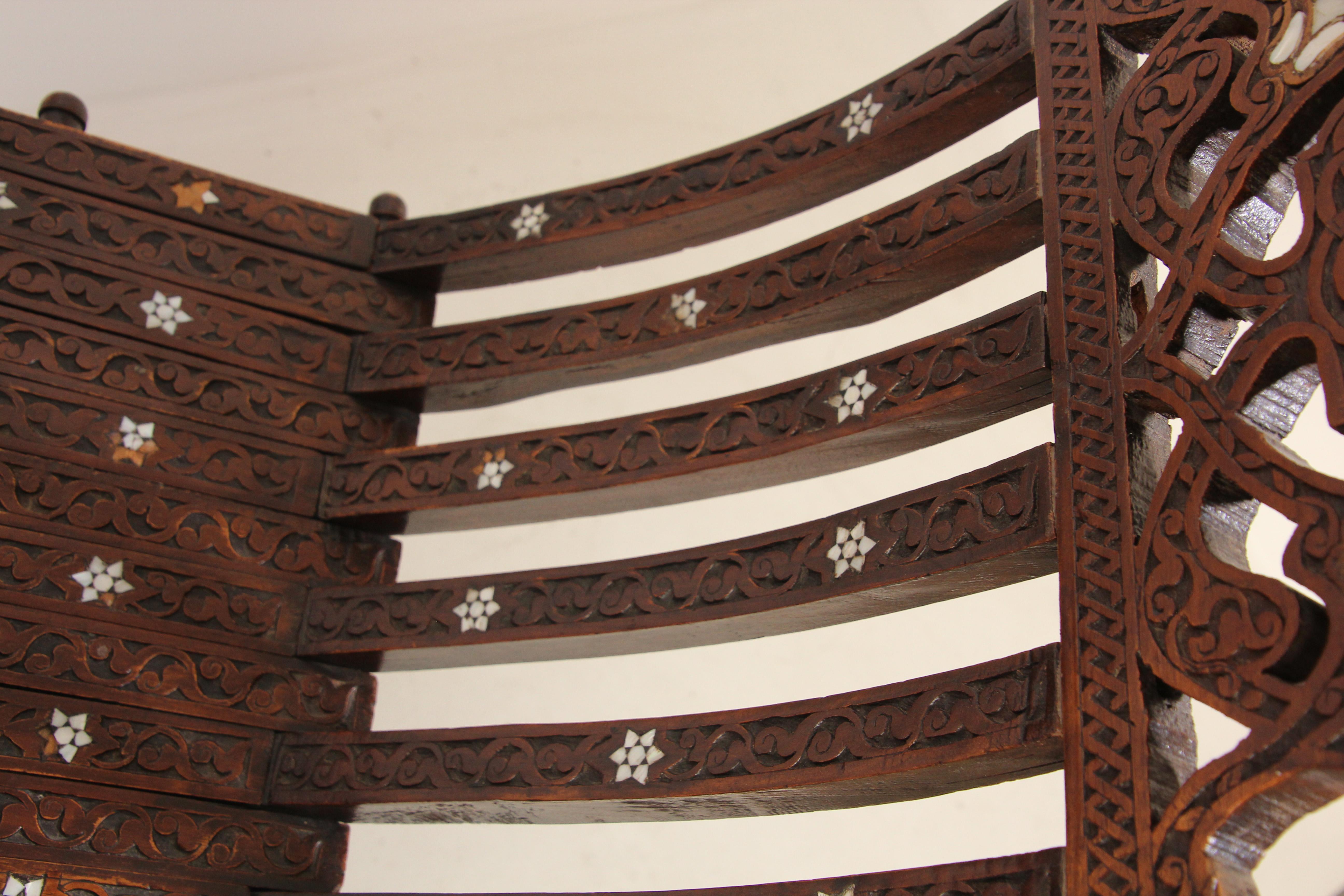 Moyen Orient 19ème siècle Chaise pliante mauresque Coquille incrustée en vente 7