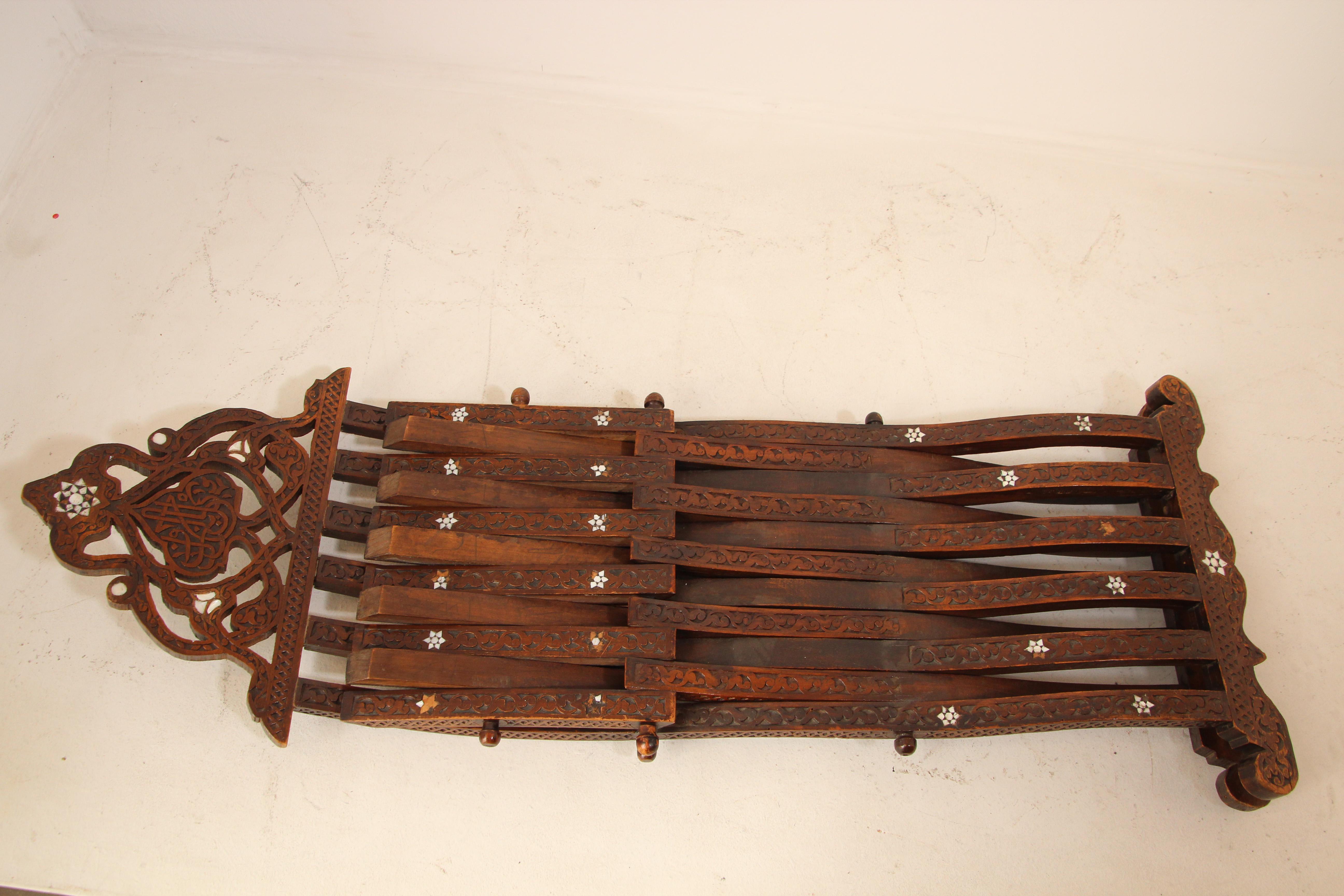 Moyen Orient 19ème siècle Chaise pliante mauresque Coquille incrustée en vente 8