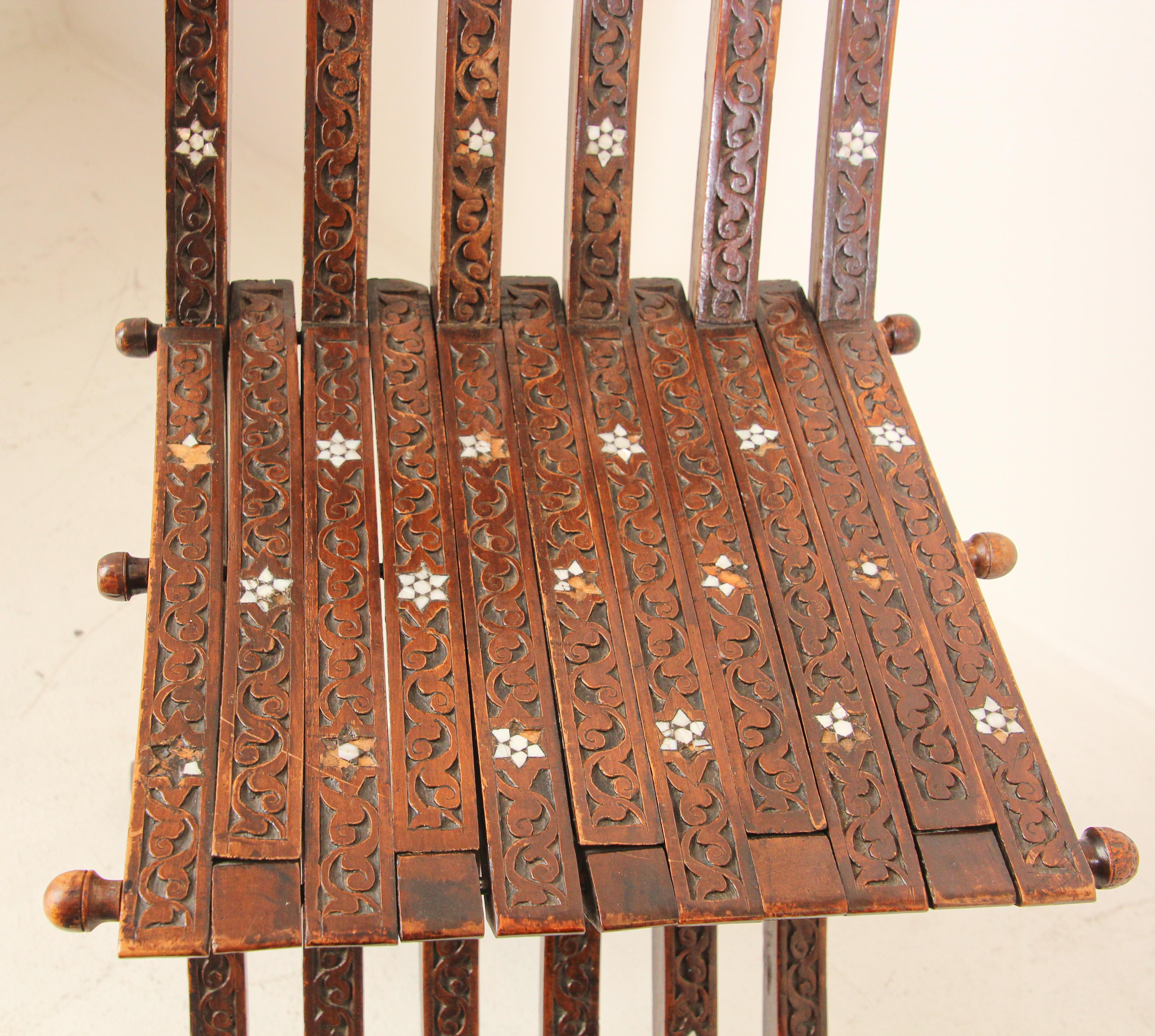 Sculpté à la main Moyen Orient 19ème siècle Chaise pliante mauresque Coquille incrustée en vente