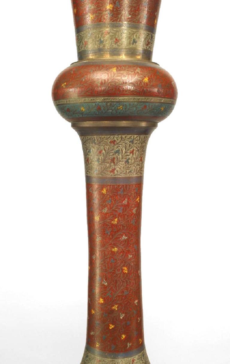 Pichet ou urne à café en forme d'aiguière en émail rouge et aqua du Moyen-Orient (19/20e siècle) à motif floral.
   
