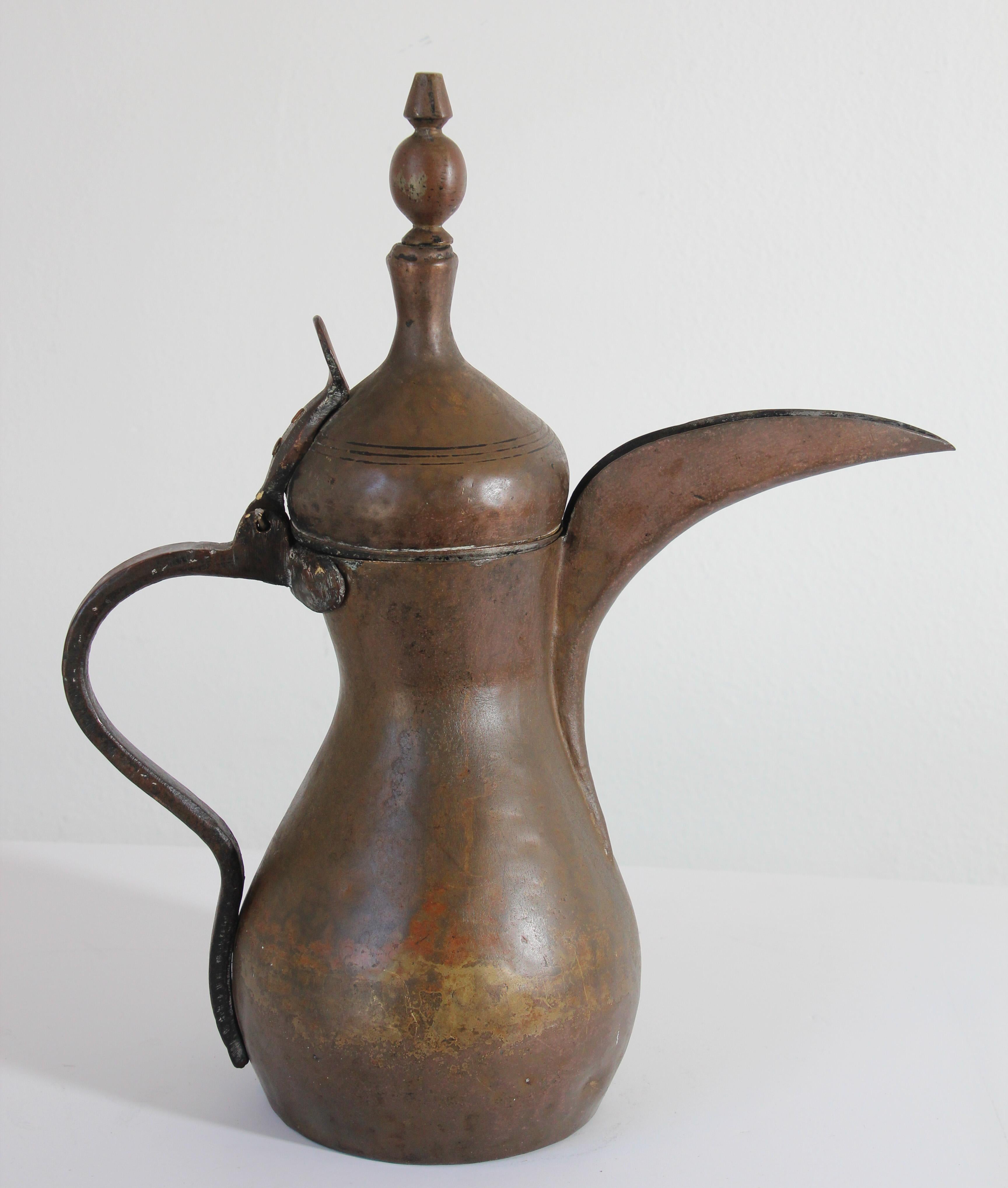 Antike arabische Dallah-Kaffeekanne aus dem Nahen Osten im Angebot 3