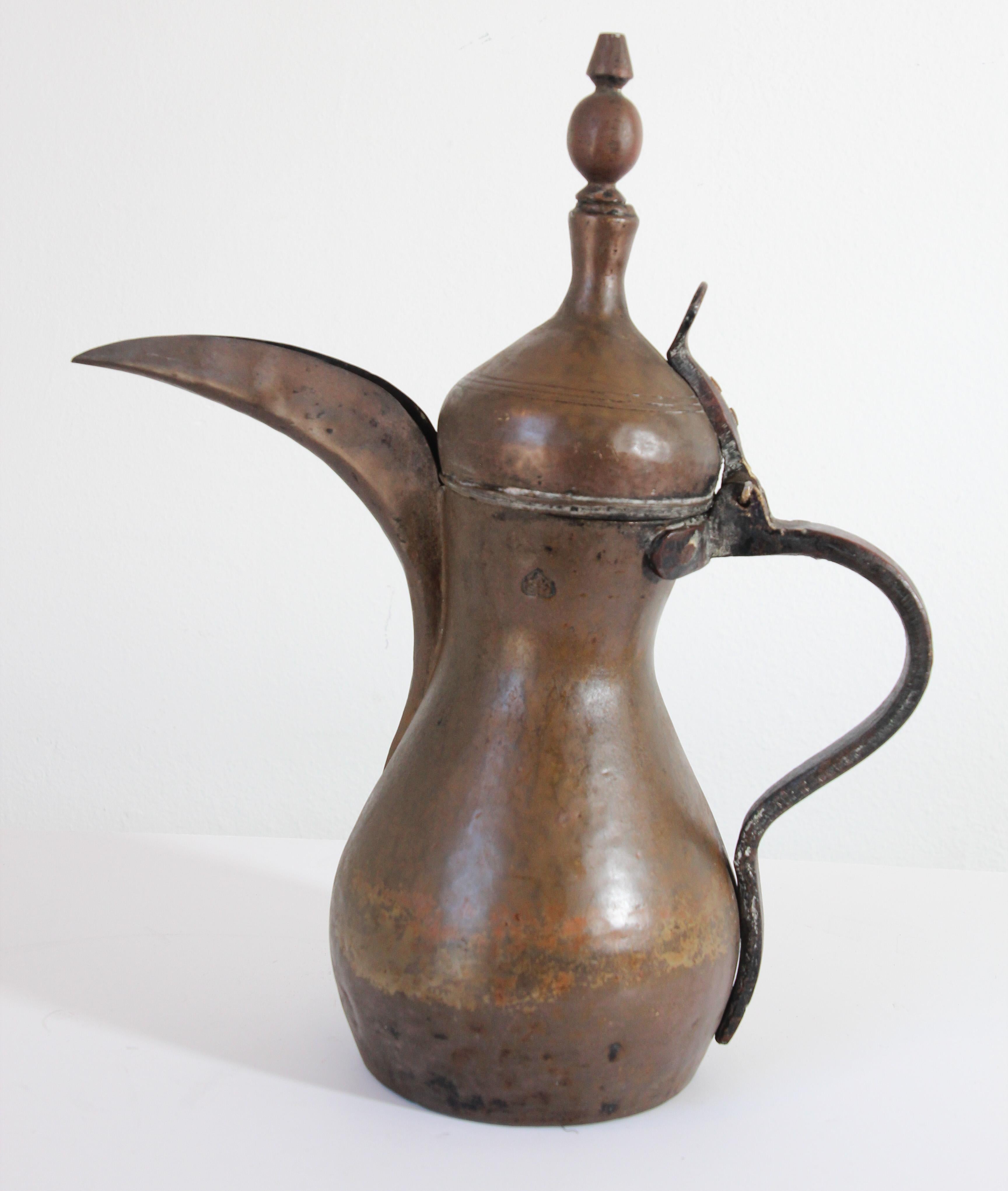Antike arabische Dallah-Kaffeekanne aus dem Nahen Osten im Angebot 9