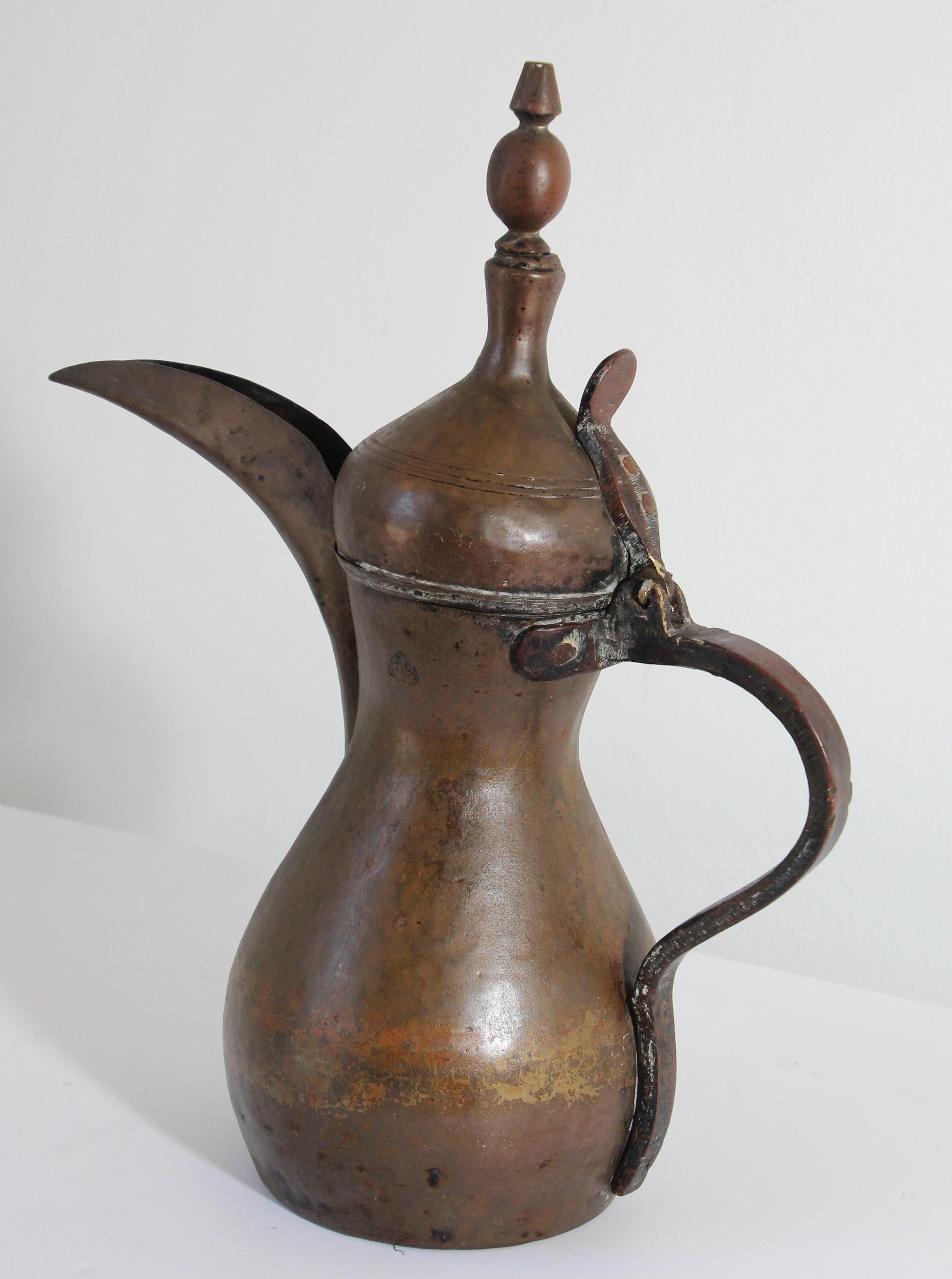traditionelle arabische Dallah-Kaffeekanne aus verzinntem Kupfer und Messing aus dem 19. Jahrhundert. 
Kaffeekanne aus handgehämmertem und ziseliertem Kupfer mit genieteter Messingoberfläche und einem sehr großen Ausguss. 
Größe: 16