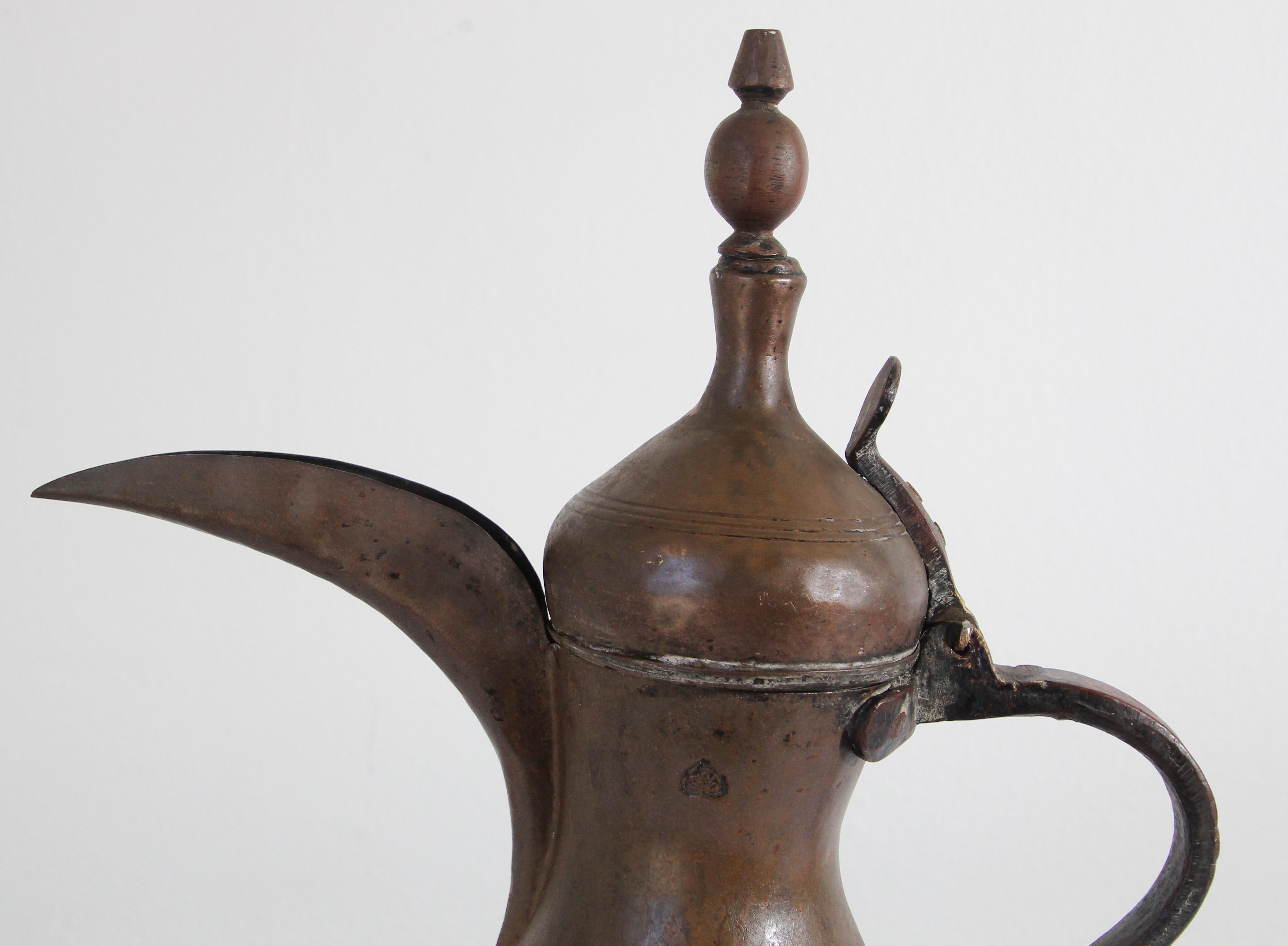 Antike arabische Dallah-Kaffeekanne aus dem Nahen Osten (Islamisch) im Angebot