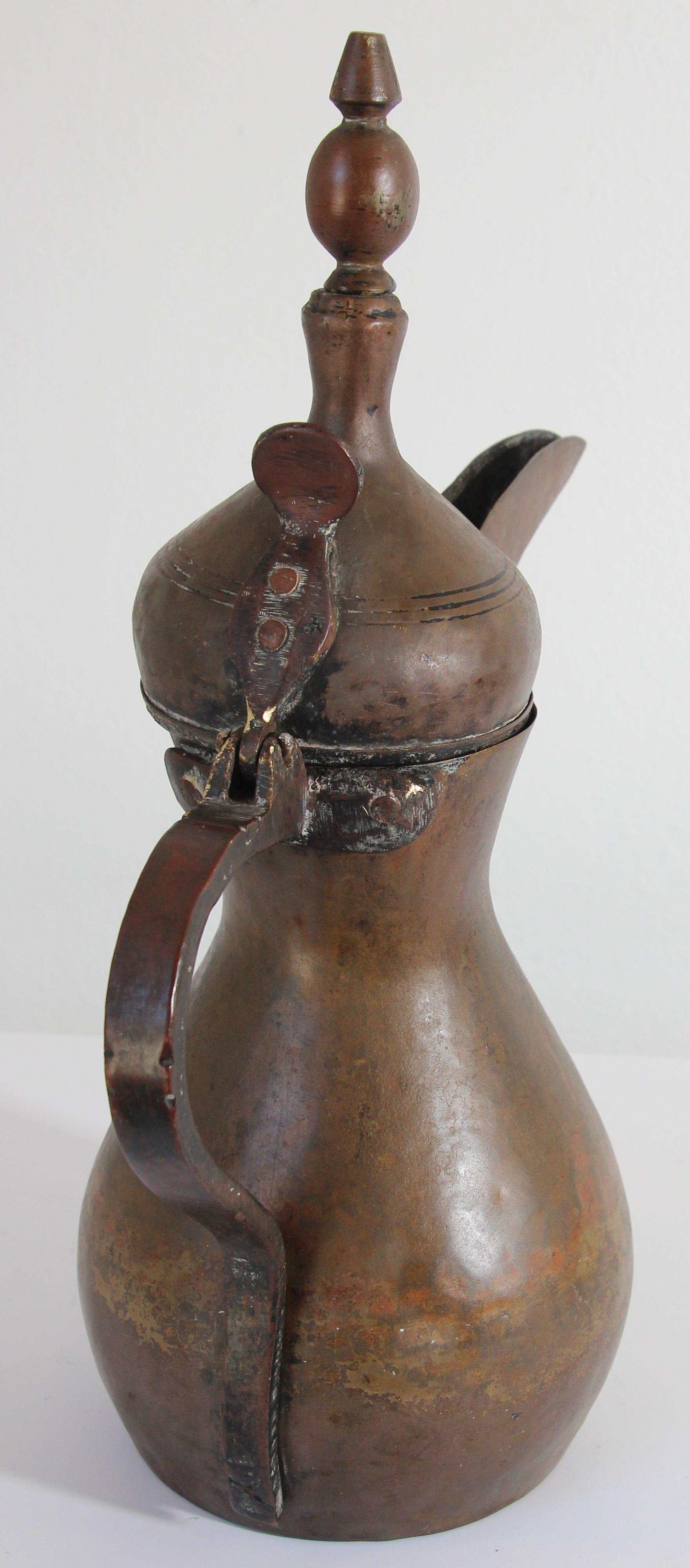 Antique Dallah Arabic Middle Eastern Coffee Pot In Good Condition For Sale In North Hollywood, CA