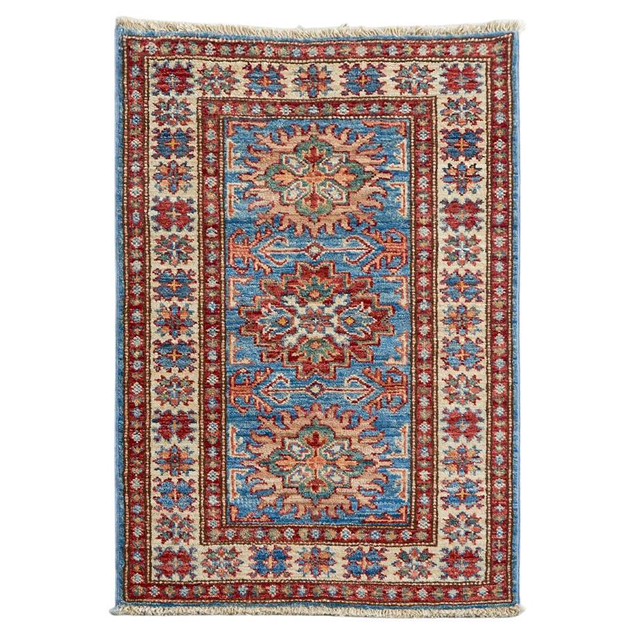Blauer Mini- Kazak-Teppich aus Wolle in Farbtönen im Angebot