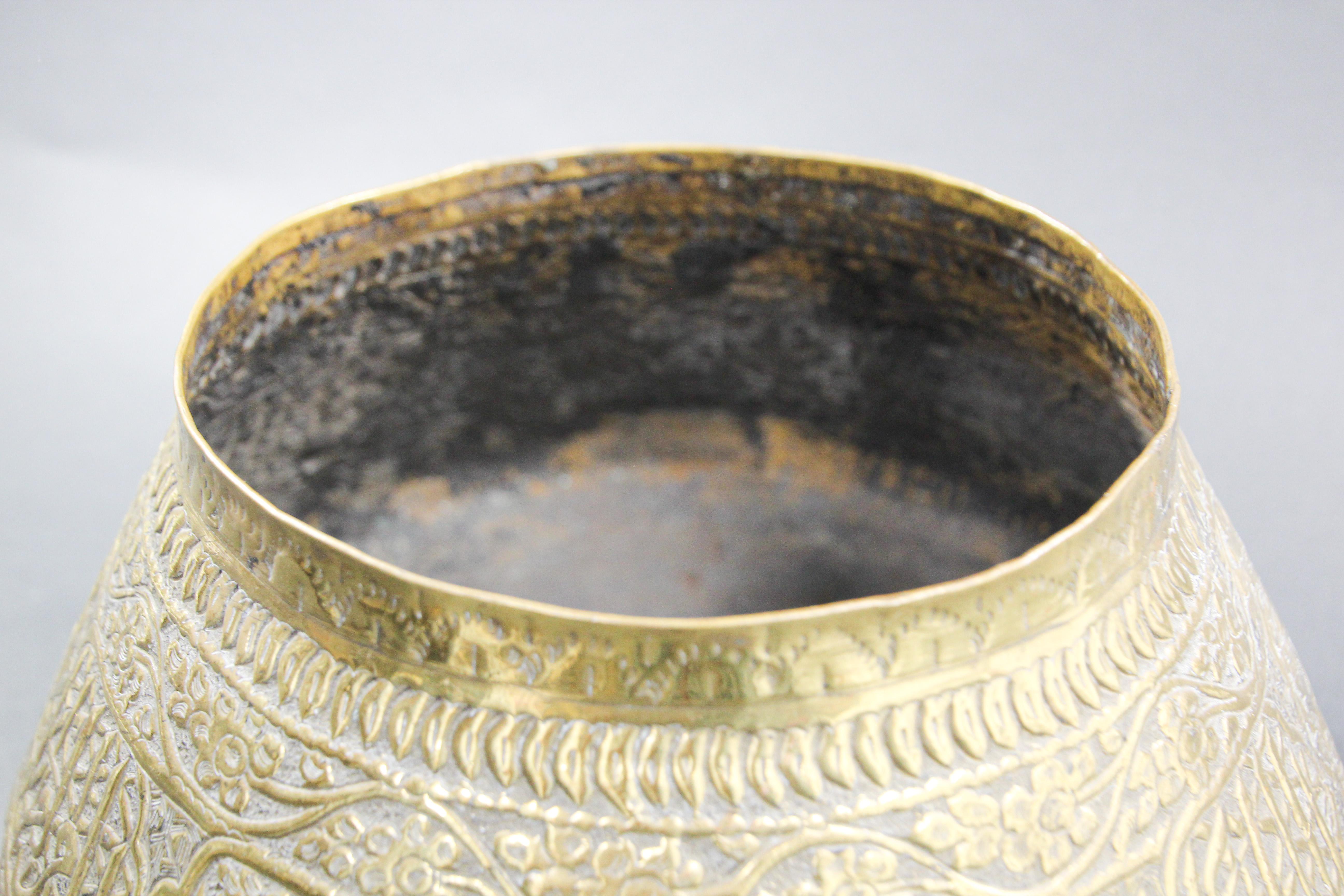 Middle Eastern Brass Bowl with Arabic Calligraphy Writing In Good Condition For Sale In North Hollywood, CA