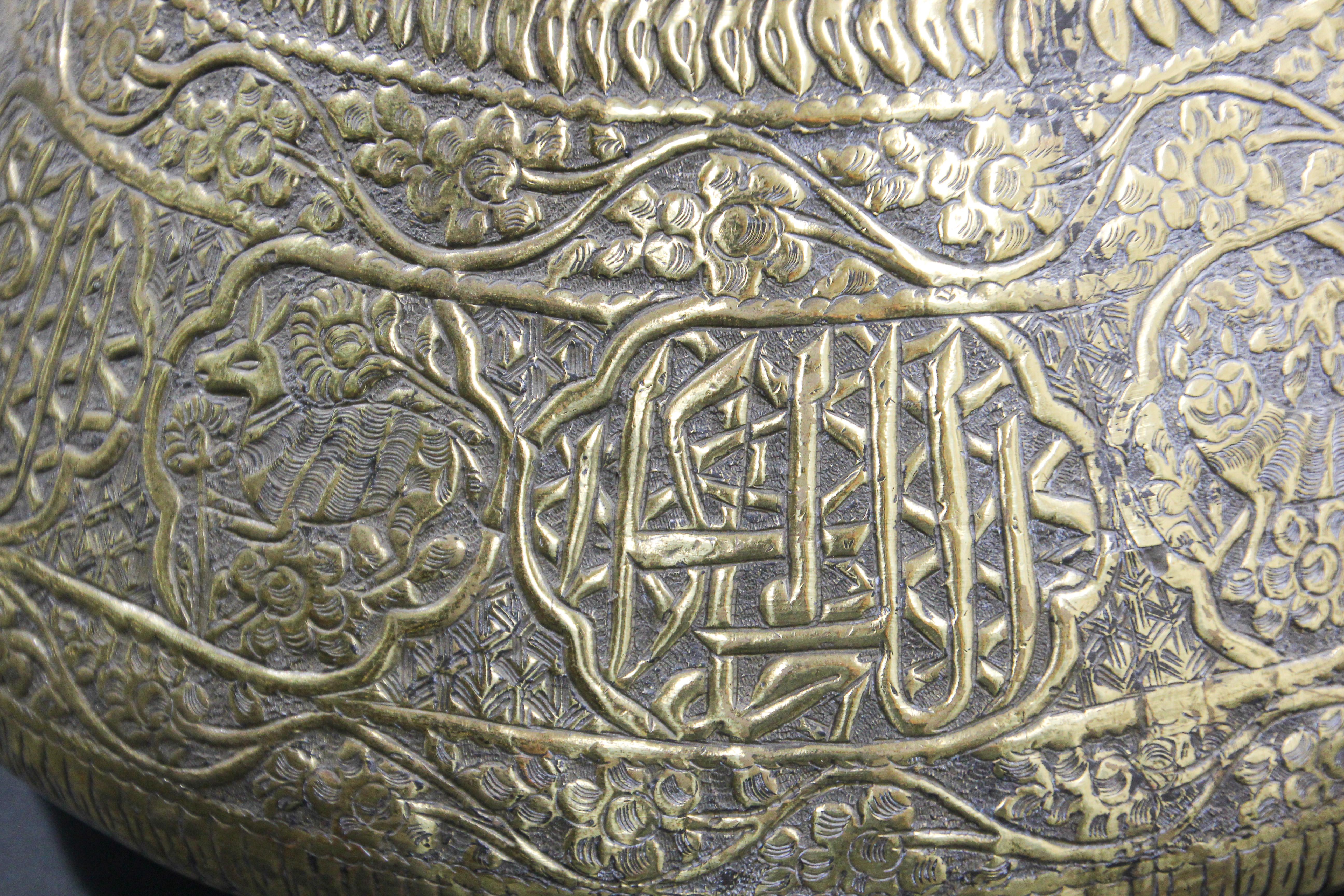 Schale aus Messing aus dem Nahen Osten mit arabischer Kalligraphieschrift im Angebot 4