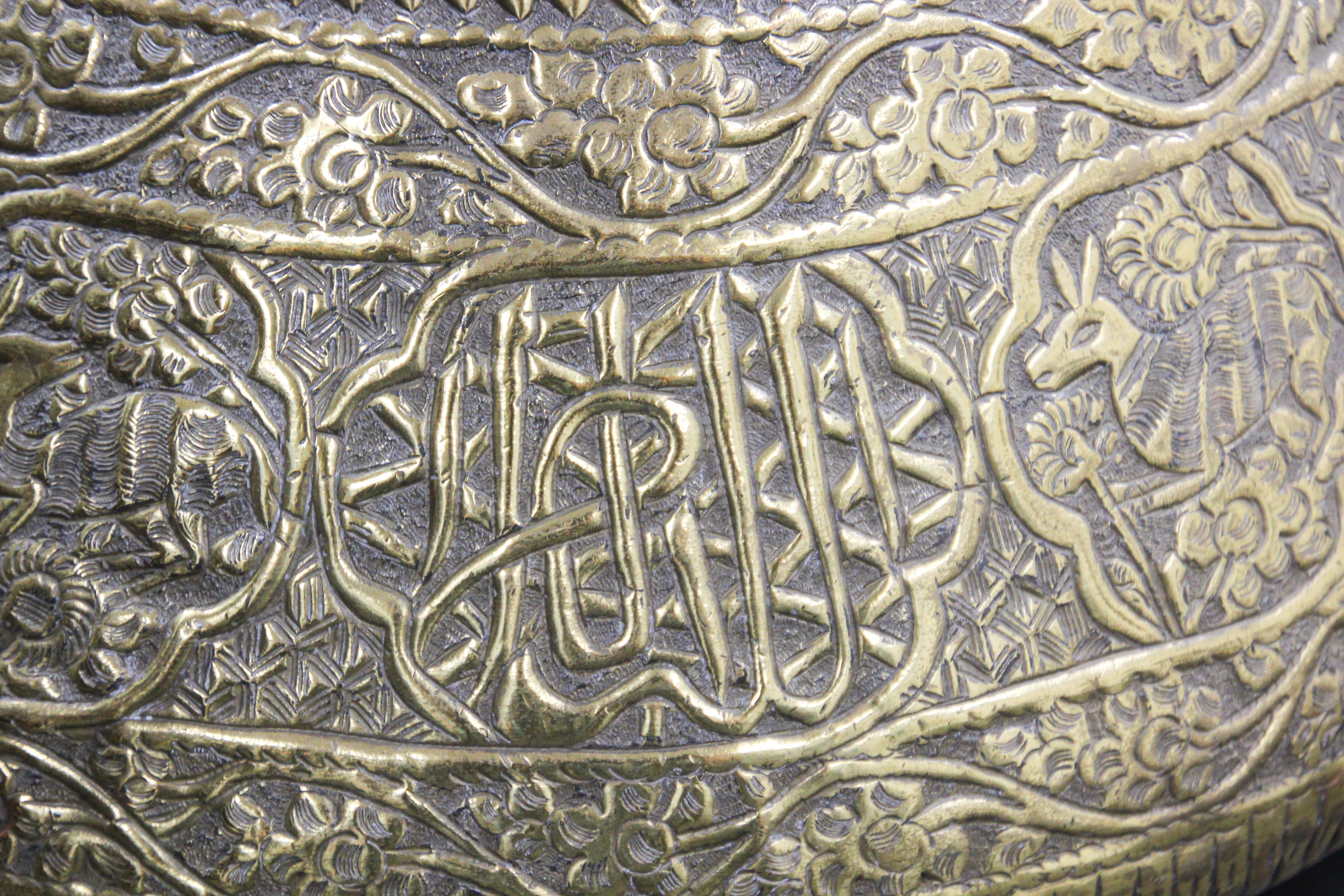Schale aus Messing aus dem Nahen Osten mit arabischer Kalligraphieschrift (19. Jahrhundert) im Angebot