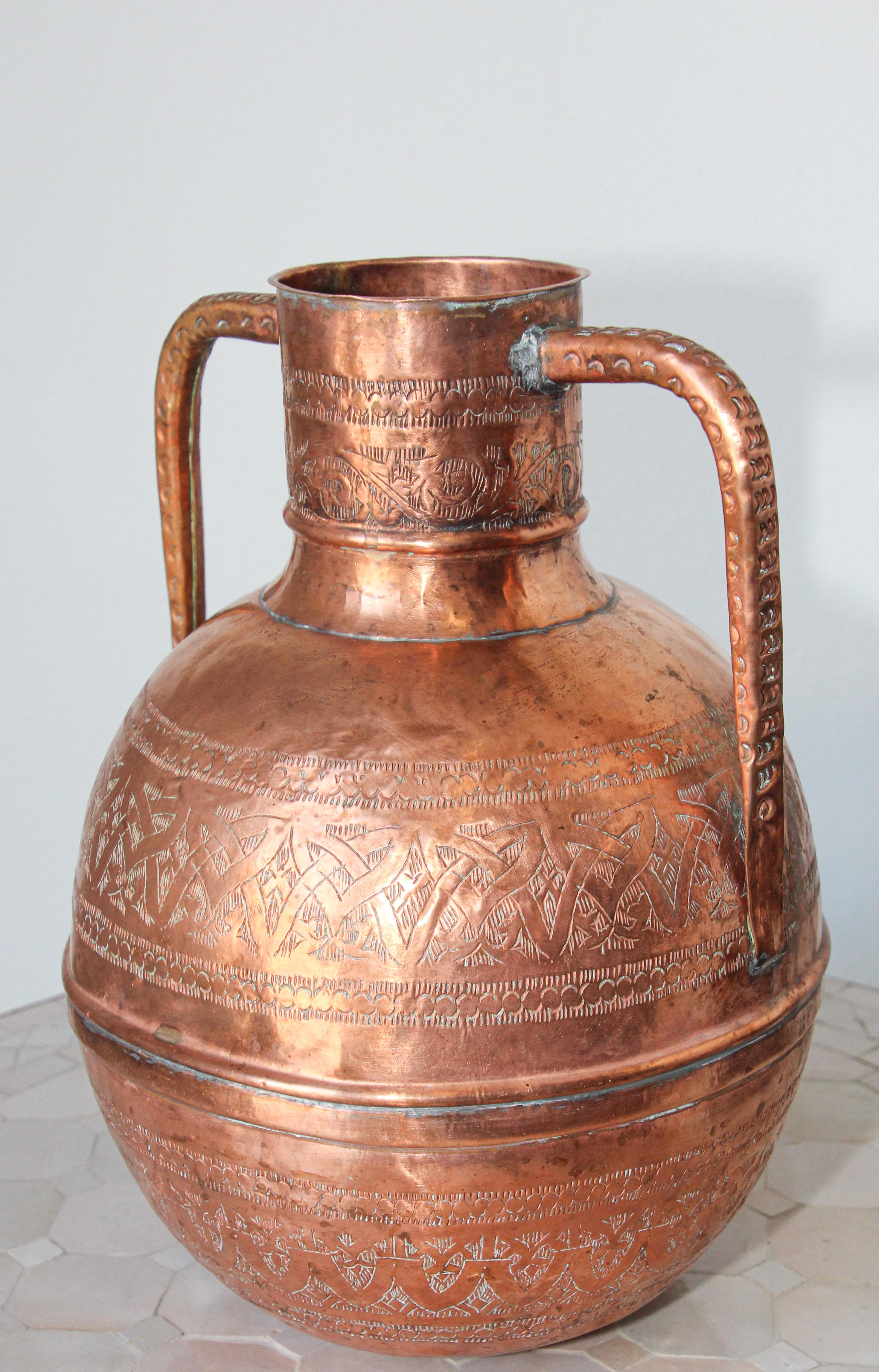 Vase d'art islamique en cuivre du Moyen-Orient gravé d'un motif mauresque en vente 2