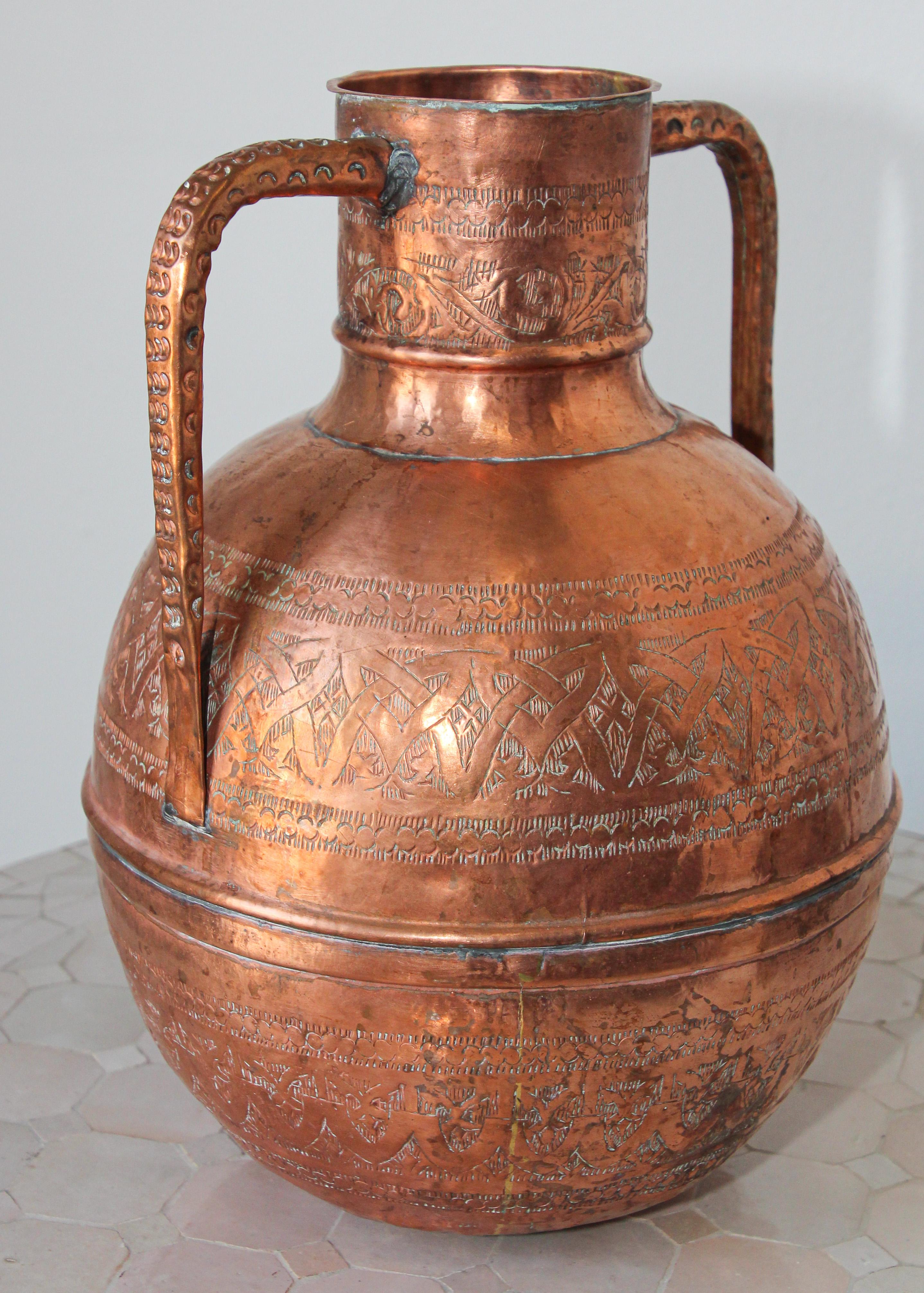 Vase d'art islamique en cuivre du Moyen-Orient gravé d'un motif mauresque en vente 3