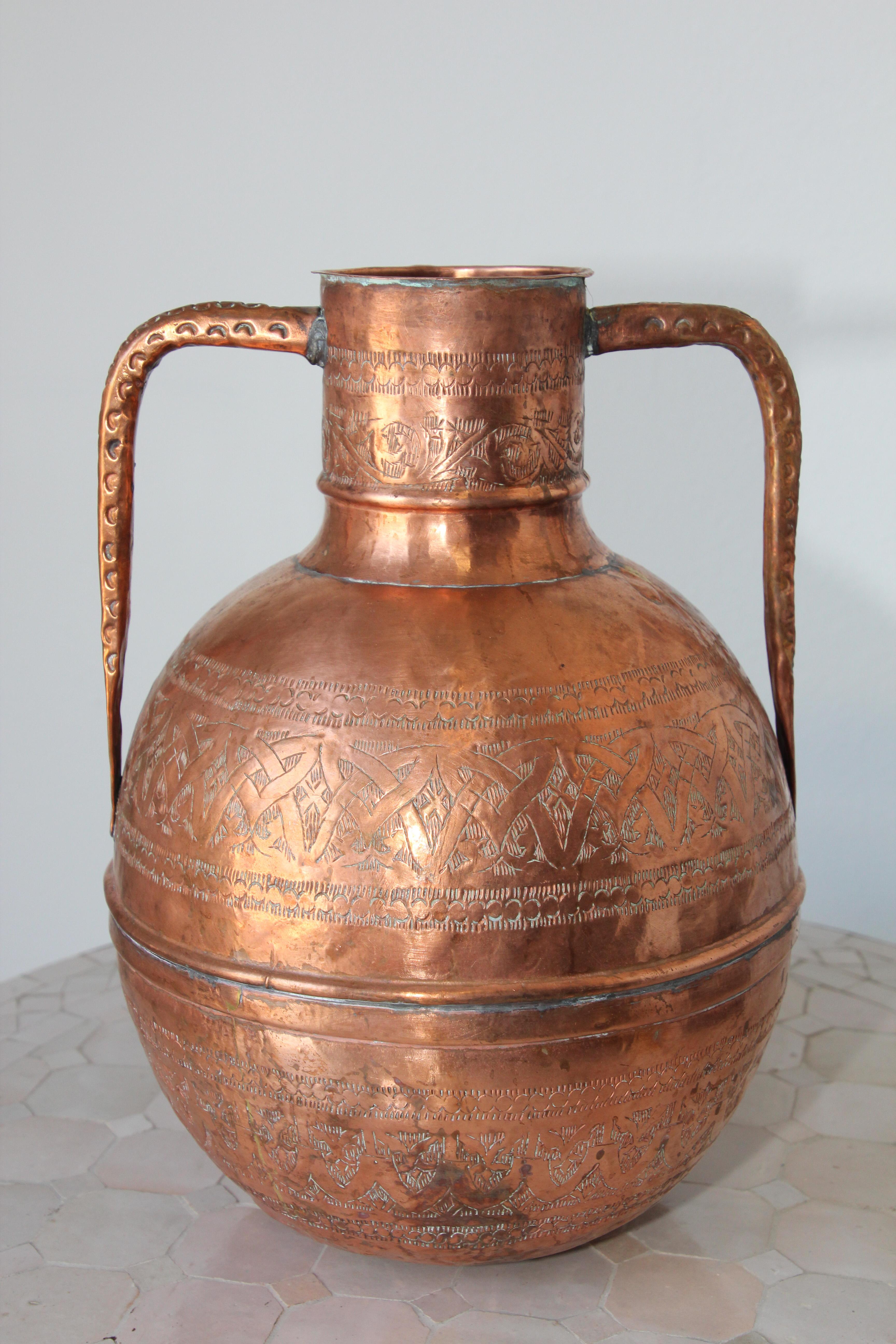 Middle Eastern Copper Islamic Art Vase Engraved with Moorish Design For Sale 6