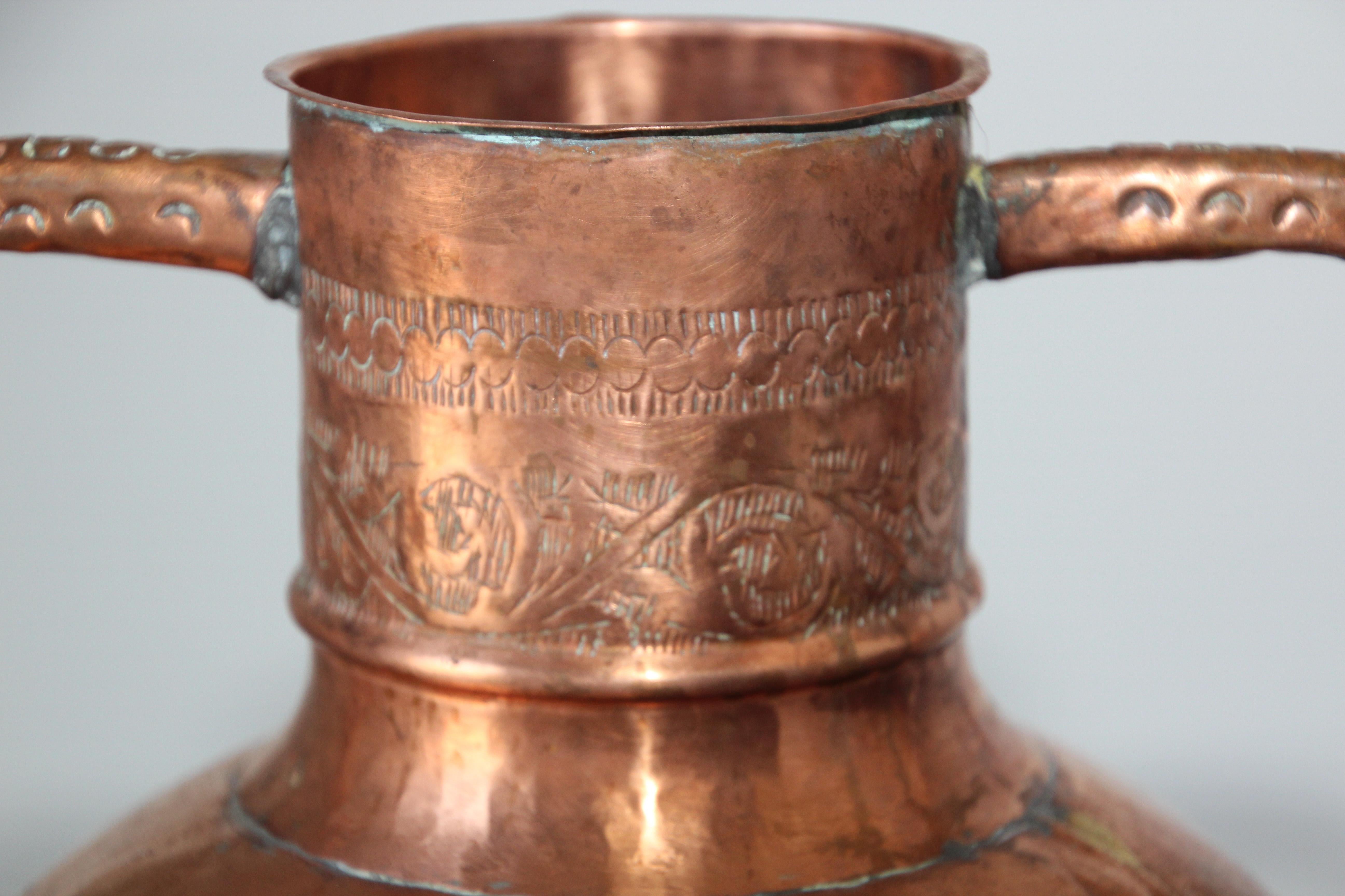 Vase d'art islamique en cuivre du Moyen-Orient gravé d'un motif mauresque en vente 6