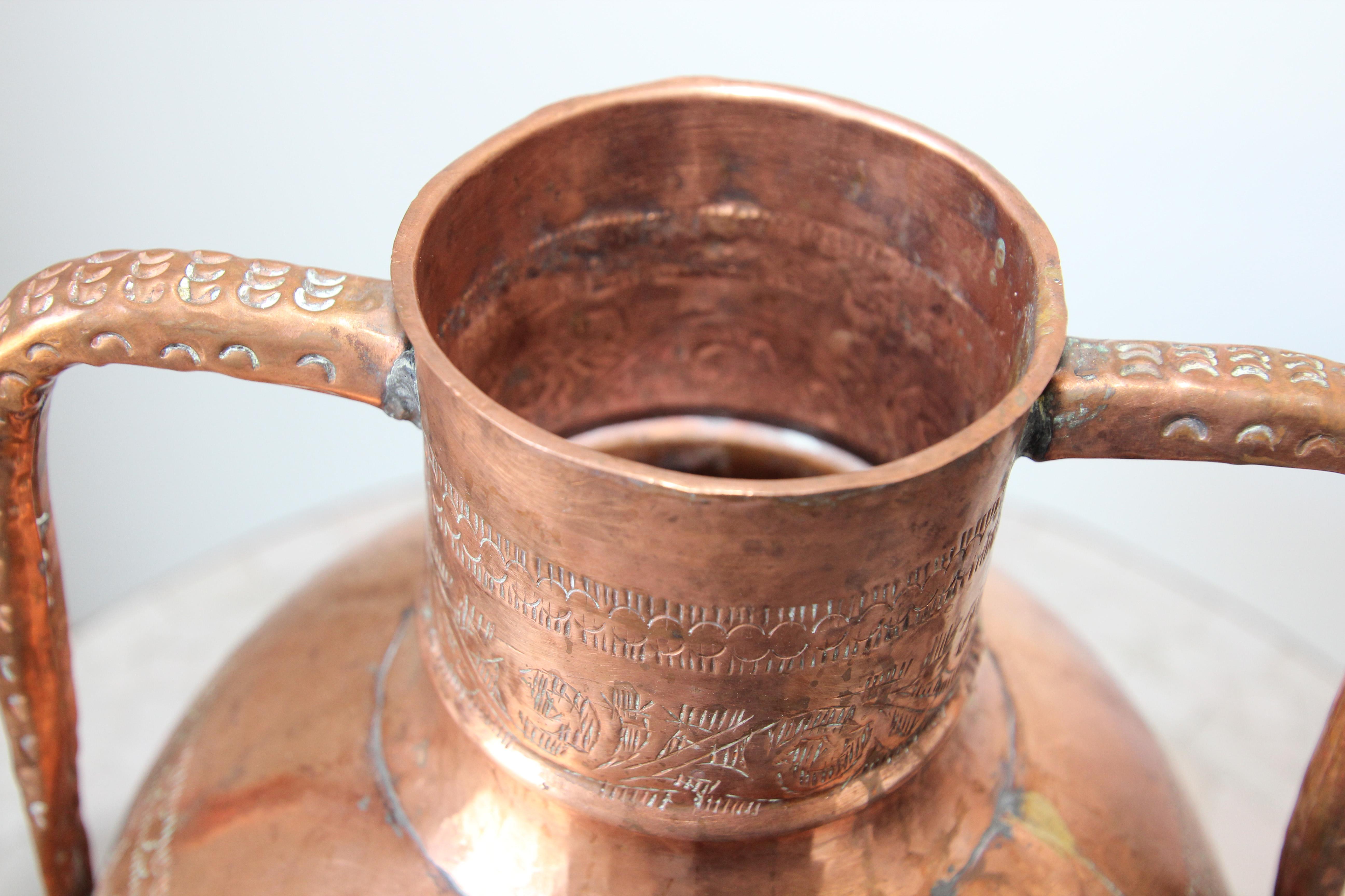 Vase d'art islamique en cuivre du Moyen-Orient gravé d'un motif mauresque en vente 7