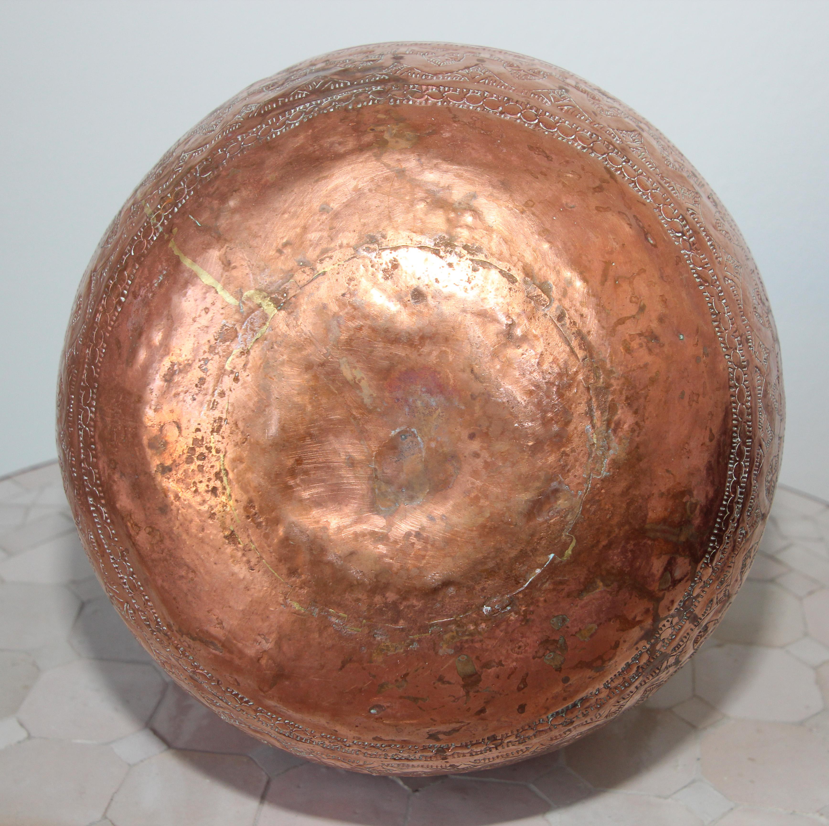 Vase d'art islamique en cuivre du Moyen-Orient gravé d'un motif mauresque en vente 9