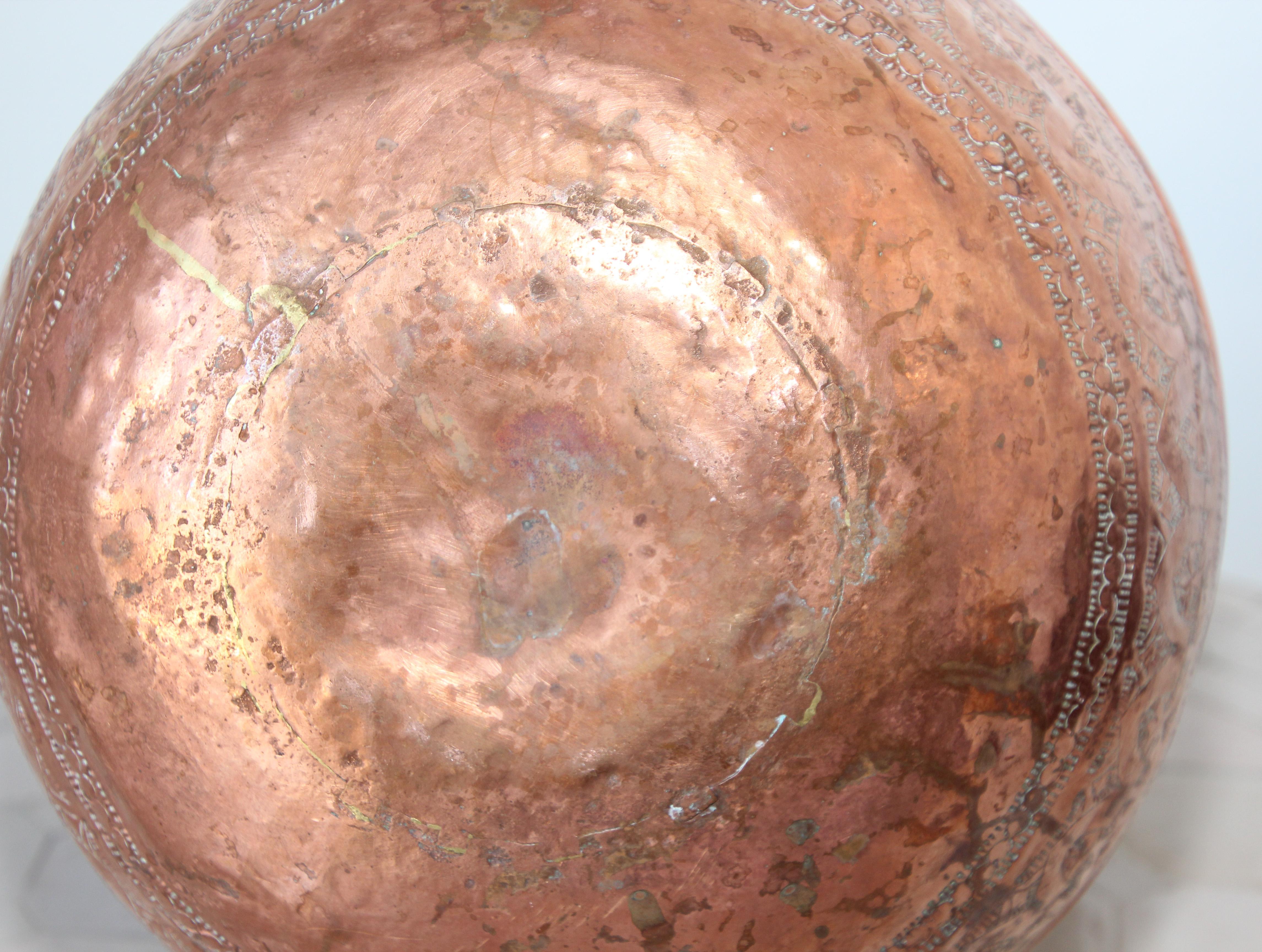 Vase d'art islamique en cuivre du Moyen-Orient gravé d'un motif mauresque en vente 10