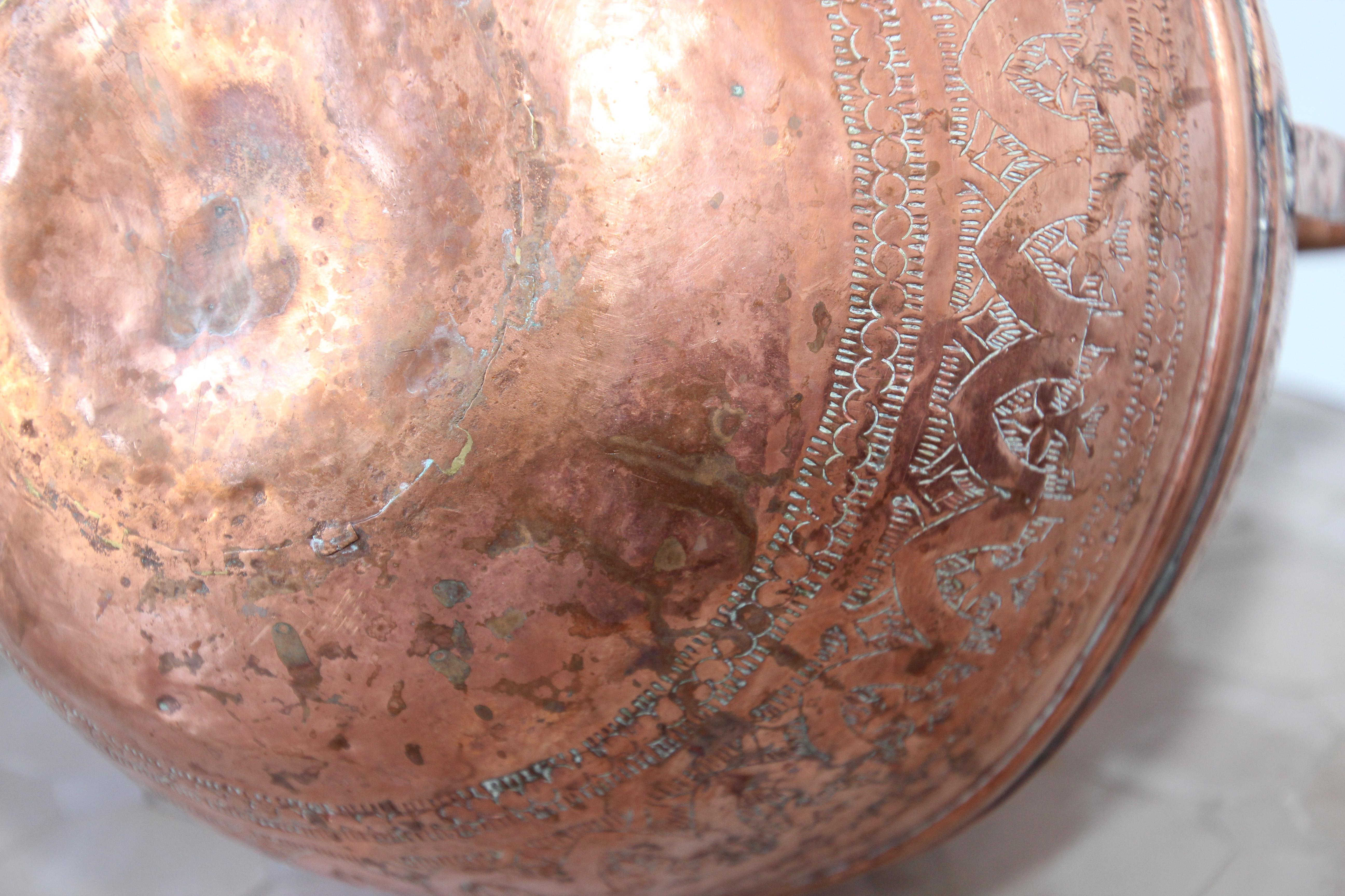 Vase d'art islamique en cuivre du Moyen-Orient gravé d'un motif mauresque en vente 11
