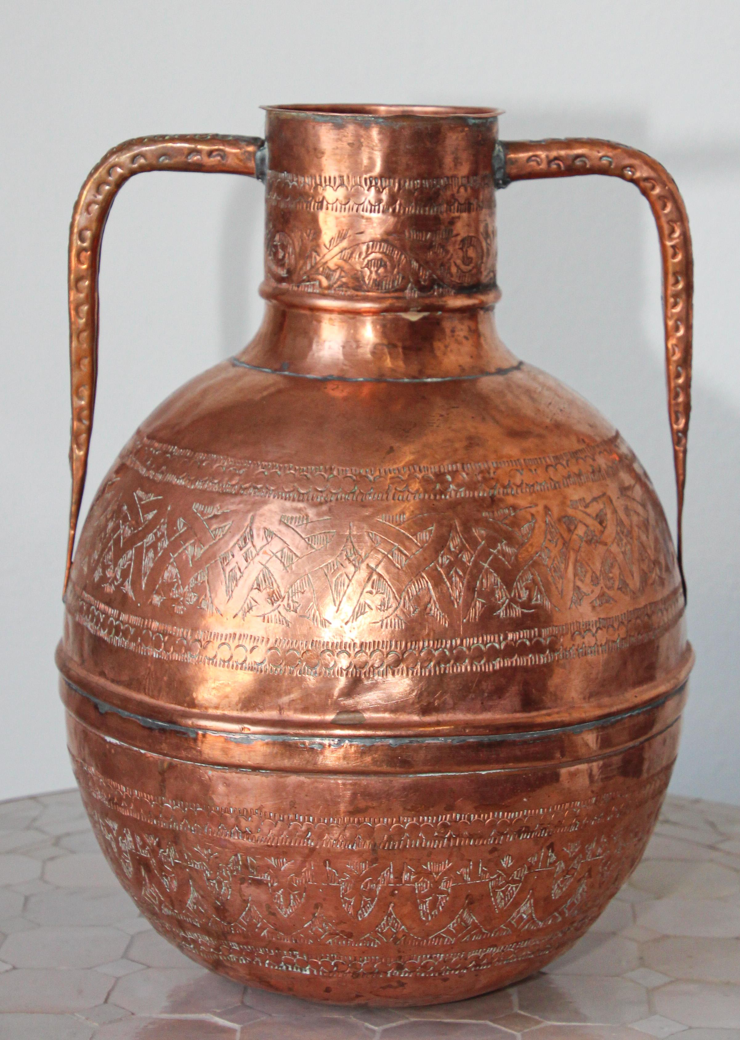 Martelé Vase d'art islamique en cuivre du Moyen-Orient gravé d'un motif mauresque en vente