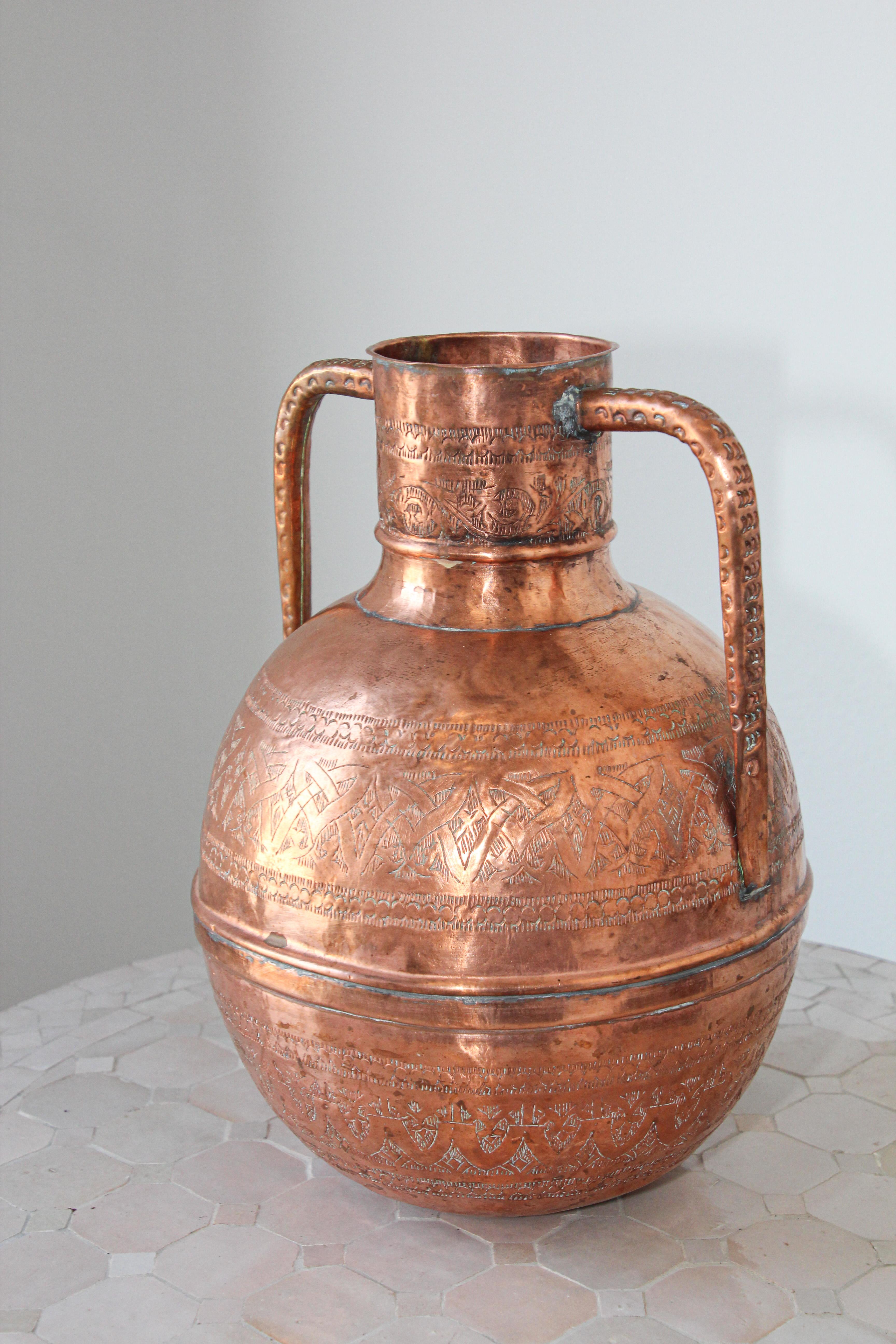 20th Century Middle Eastern Copper Islamic Art Vase Engraved with Moorish Design For Sale