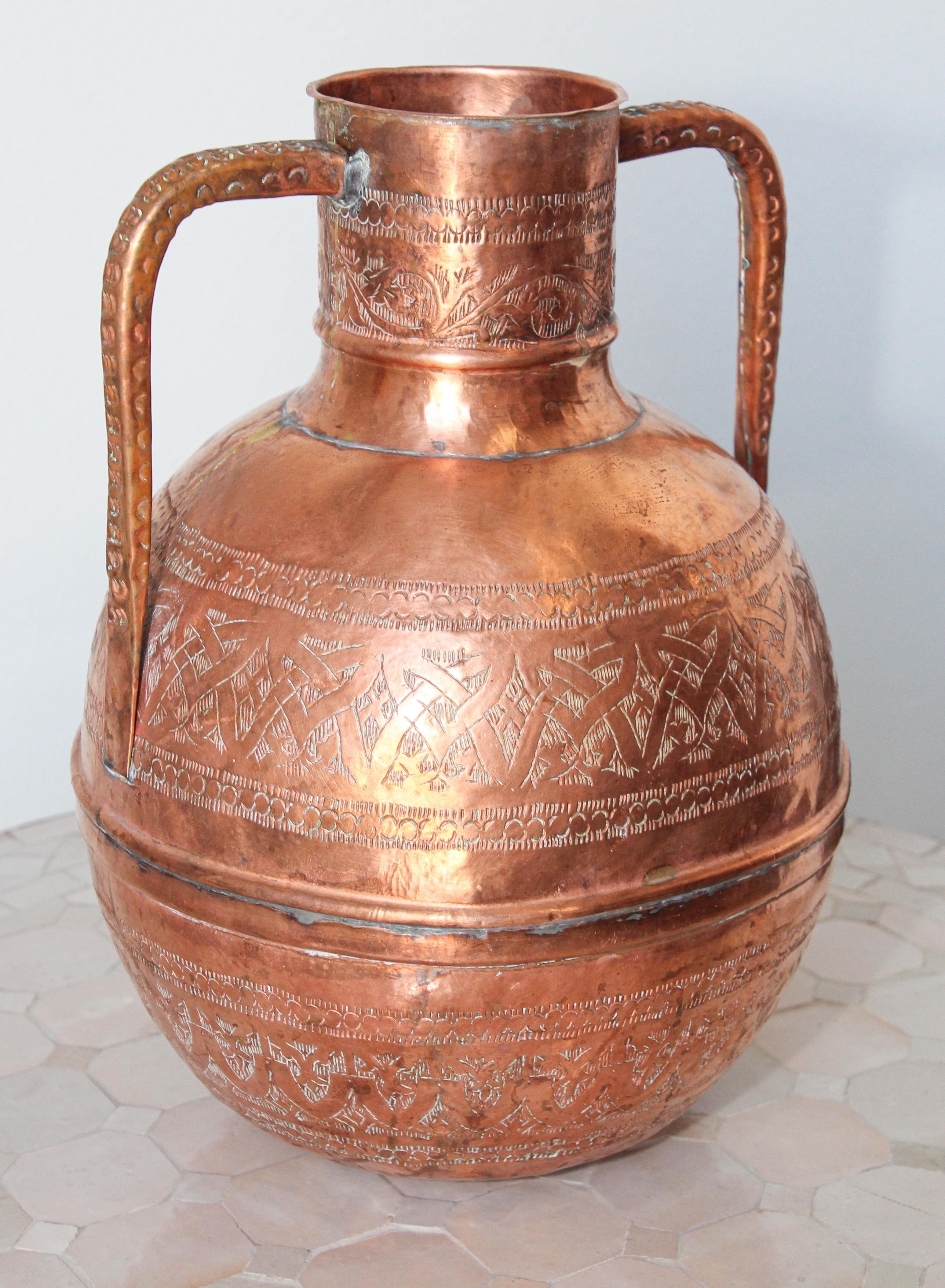 Middle Eastern Copper Islamic Art Vase Engraved with Moorish Design For Sale 1