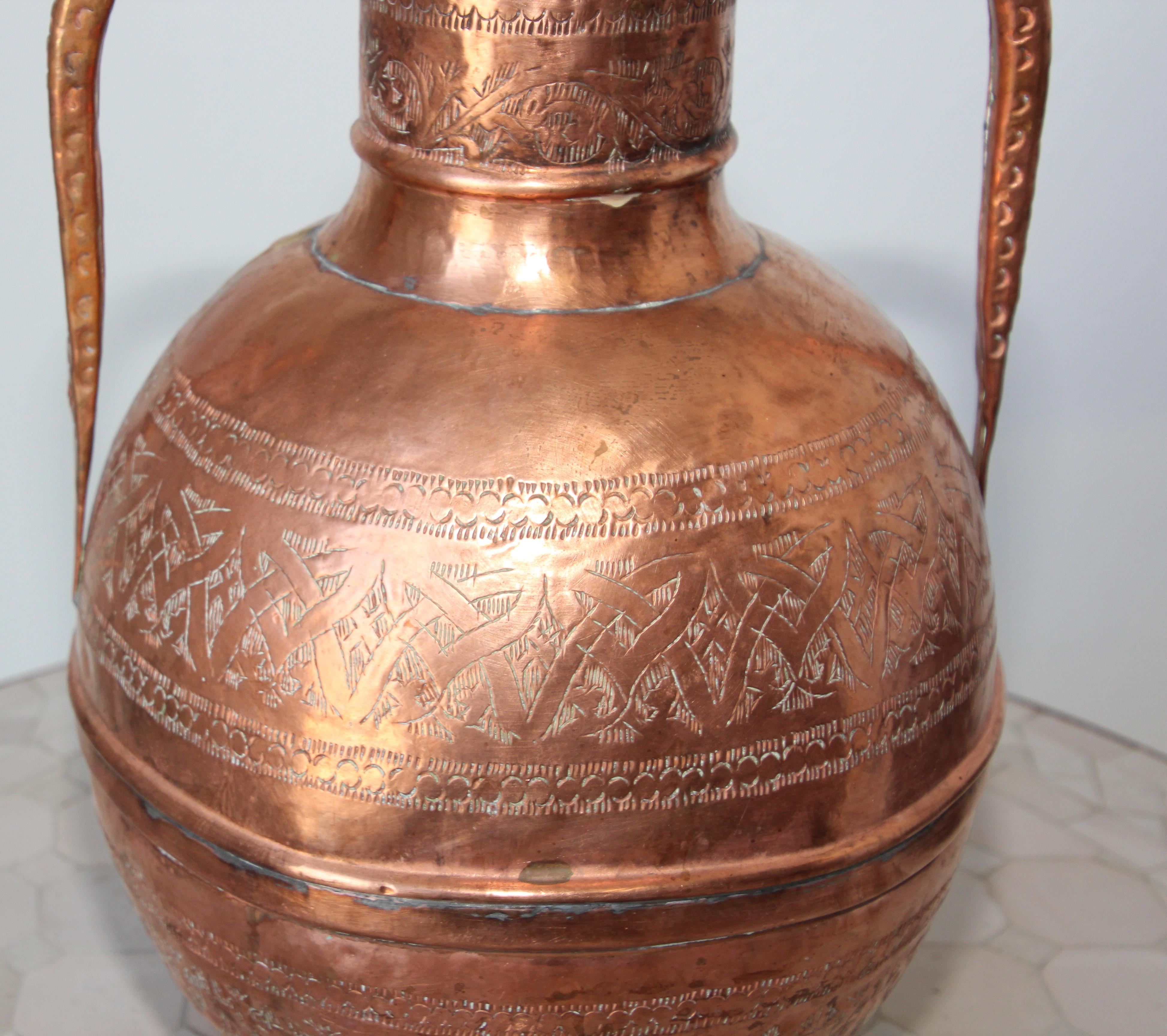 Middle Eastern Copper Islamic Art Vase Engraved with Moorish Design For Sale 2