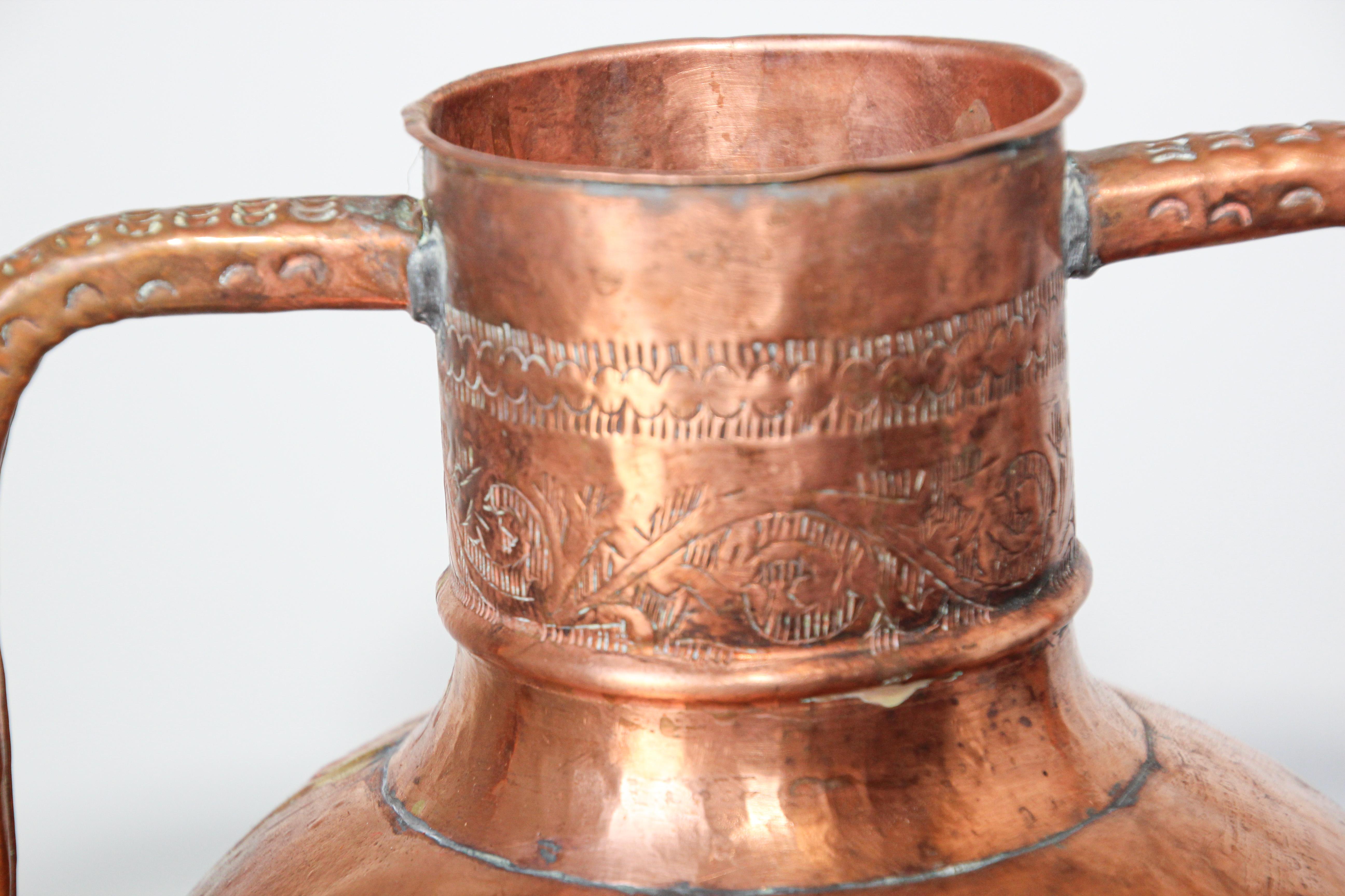 Vase d'art islamique en cuivre du Moyen-Orient gravé d'un motif mauresque en vente 1
