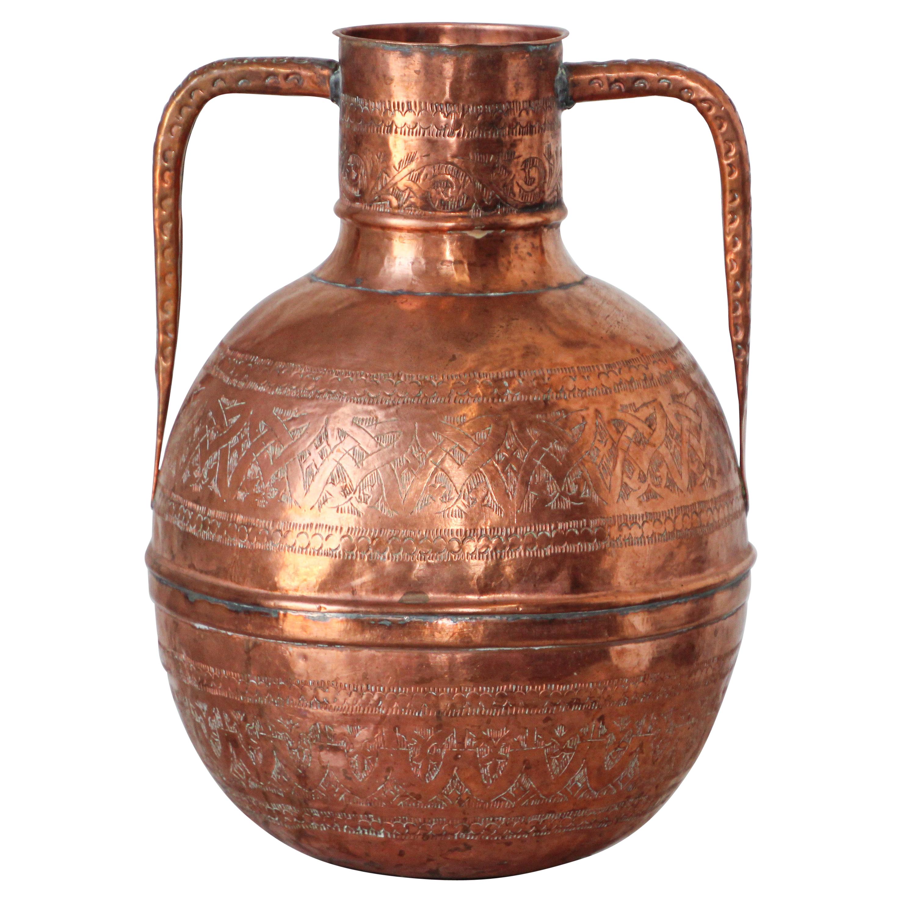 Vase d'art islamique en cuivre du Moyen-Orient gravé d'un motif mauresque