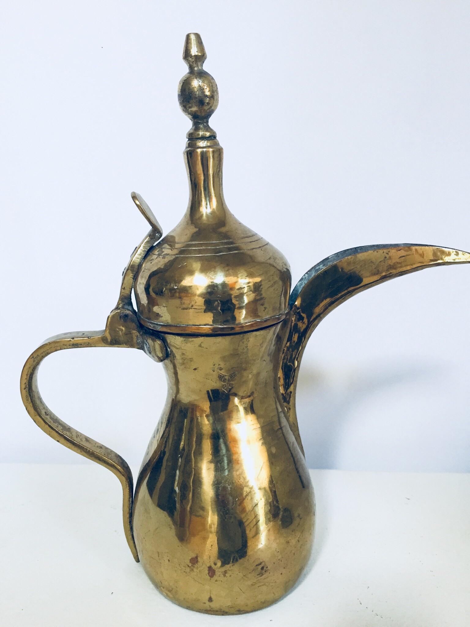 Islamische arabische Dallah-Kaffeekanne aus Messing aus dem Nahen Osten (Omanisch) im Angebot