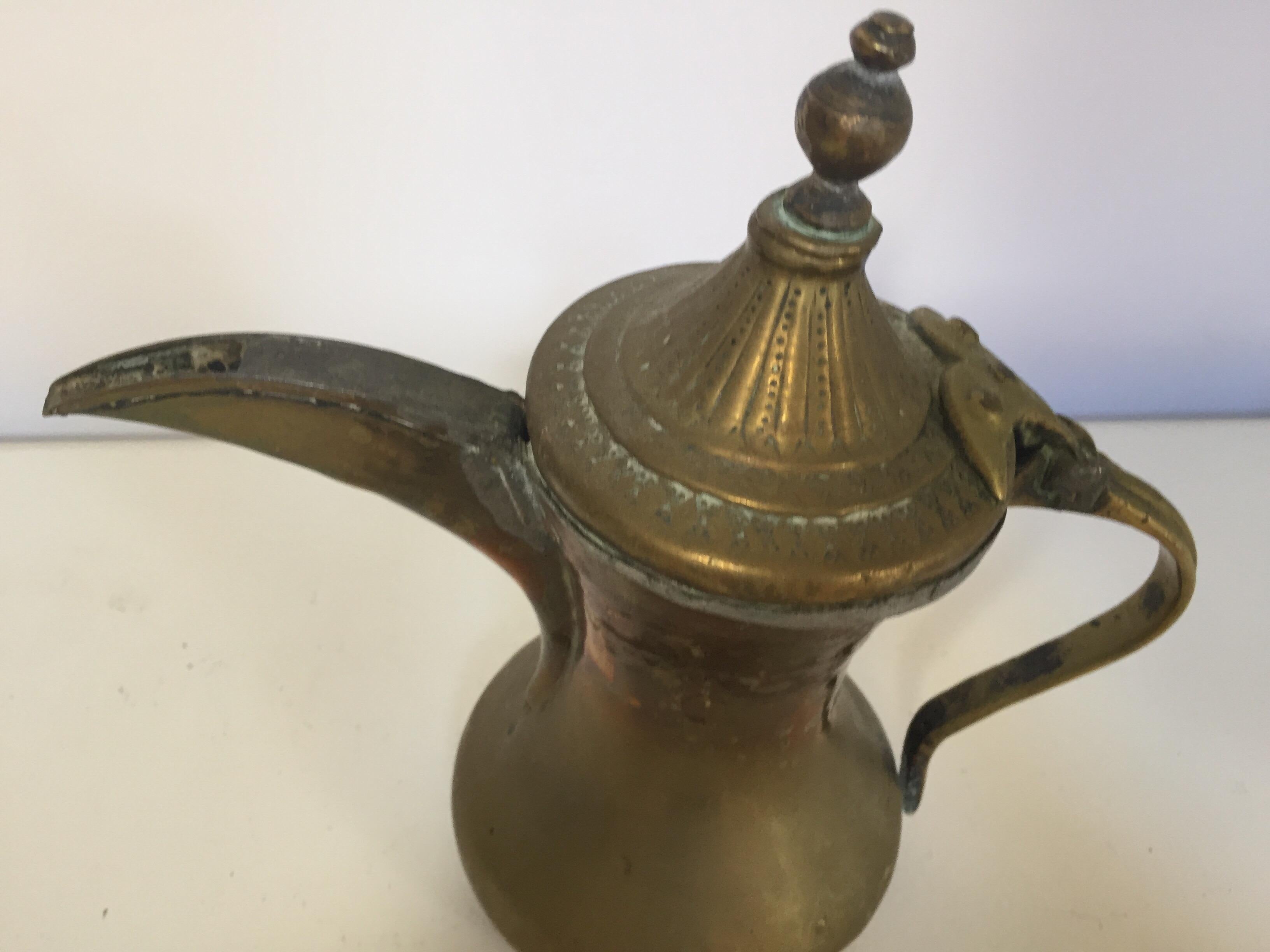 Arabicische Dallah-Kaffeekanne aus Kupfer und Messing aus dem Nahen Osten (Omanisch) im Angebot
