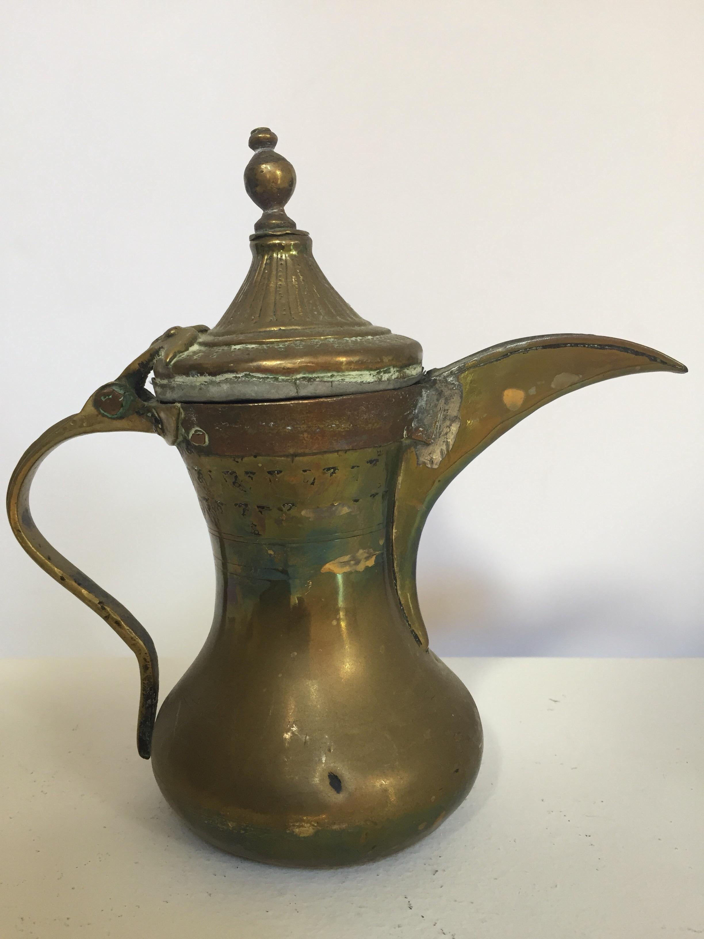 Arabicische Dallah-Kaffeekanne aus Kupfer und Messing aus dem Nahen Osten im Angebot 1