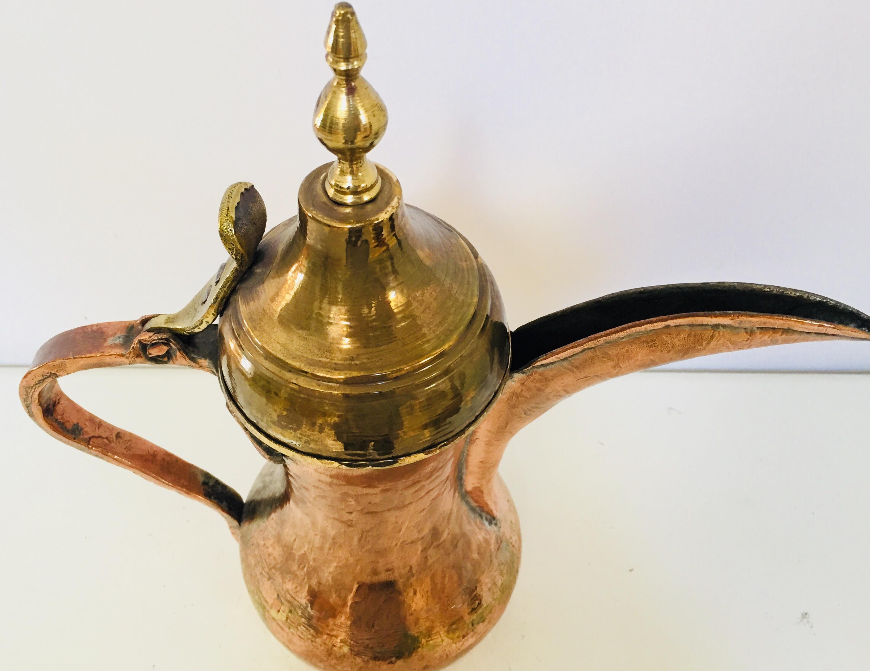 19th century Middle Eastern Arabian tinned copper Dallah coffee pot.
Antique decorative Arabic coffee pot hand-hammered and chased copper with riveted brass finish.
Probably from Oman. Moorish tribal design on top.
Great brass decorative Islamic