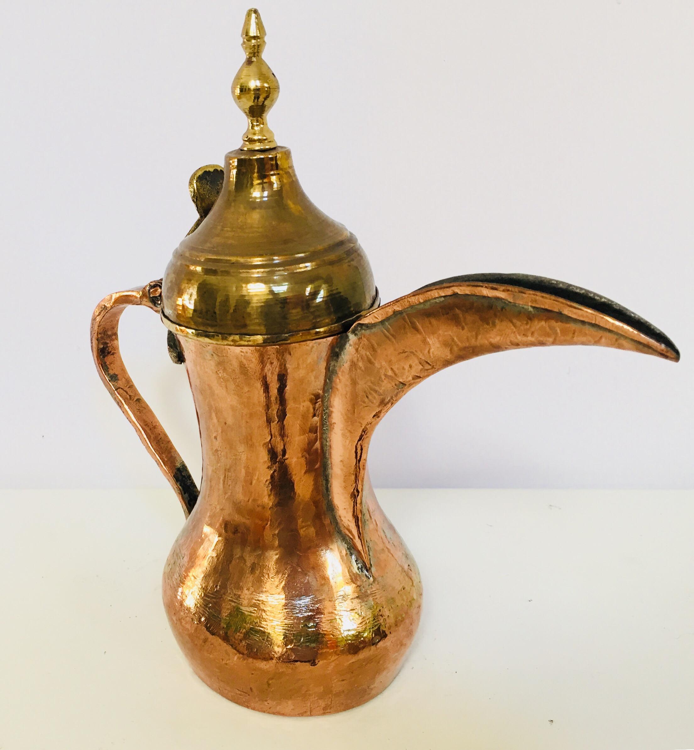 Arabische Kupfer-Kaffeekanne Dallah aus dem Nahen Osten  (Omanisch) im Angebot