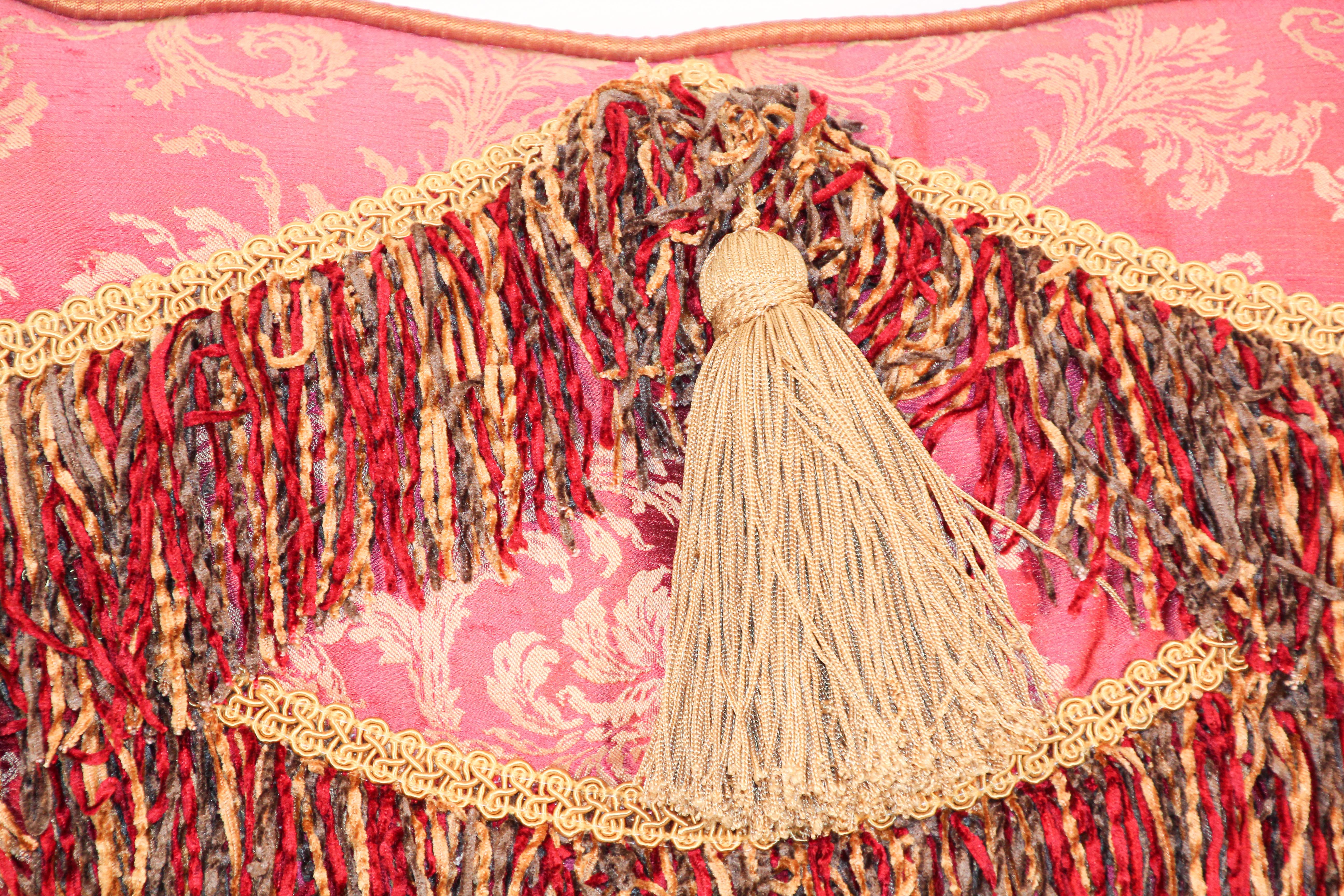Nahöstliche dekorative Kissen mit Fransen und Quasten.
Luxuriöse Seide in Rot und Gold mit einem Textilakzent und einer dekorativen Seidenborte als Abschluss der Kanten.