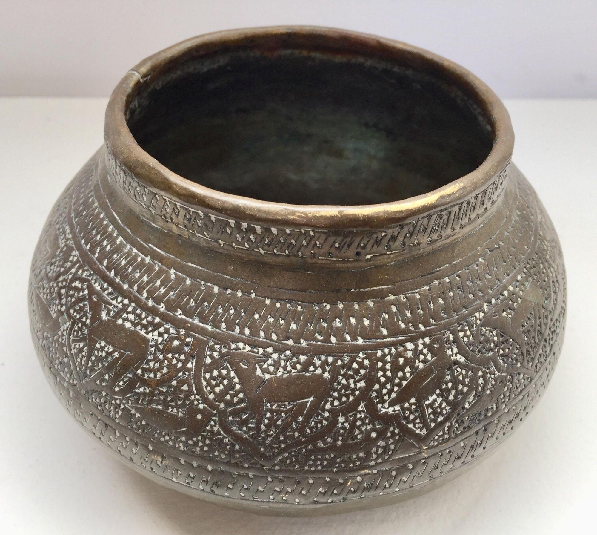 Middle Eastern Egyptian Hand-Etched Islamic Brass Bowl For Sale 6