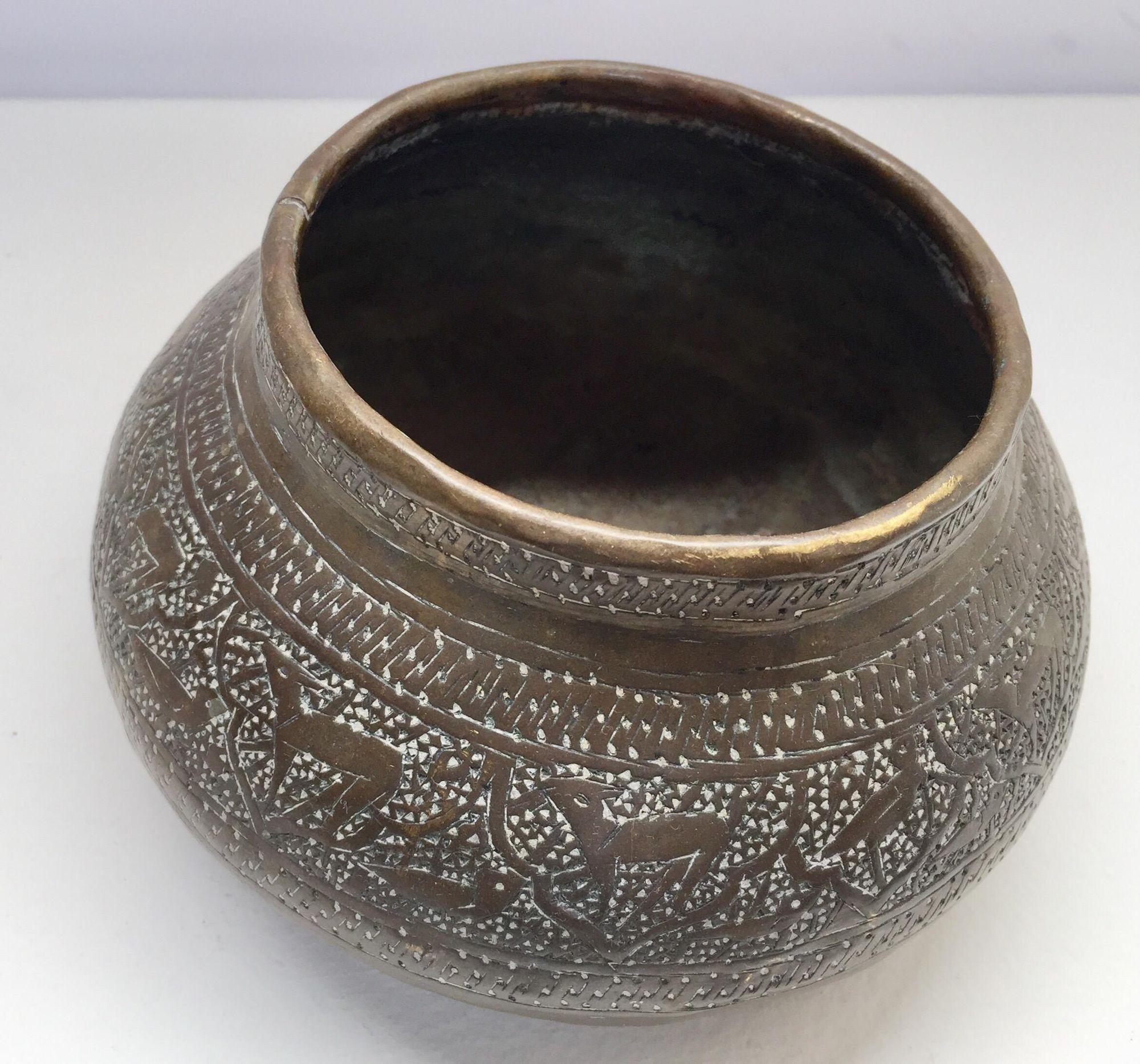 Middle Eastern Egyptian Hand-Etched Islamic Brass Bowl For Sale 1