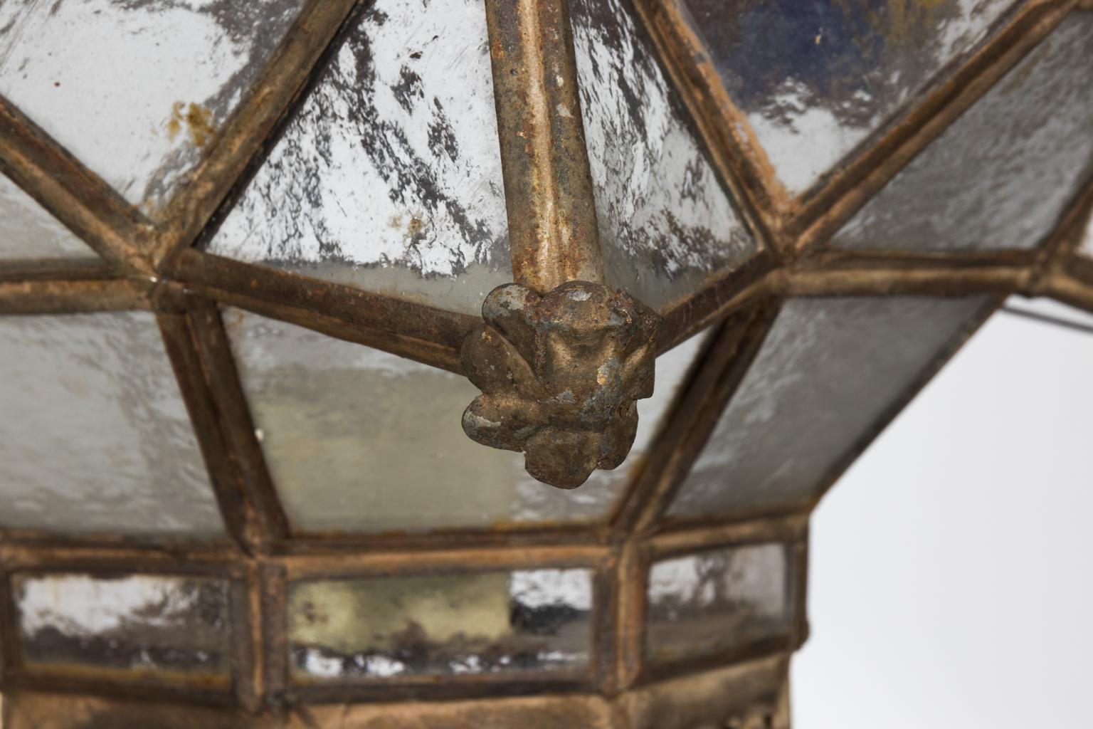 Grande lanterna persiana in vetro colorato incorniciato in ottone a forma geometrica con trafori floreali, circa 1880.
       