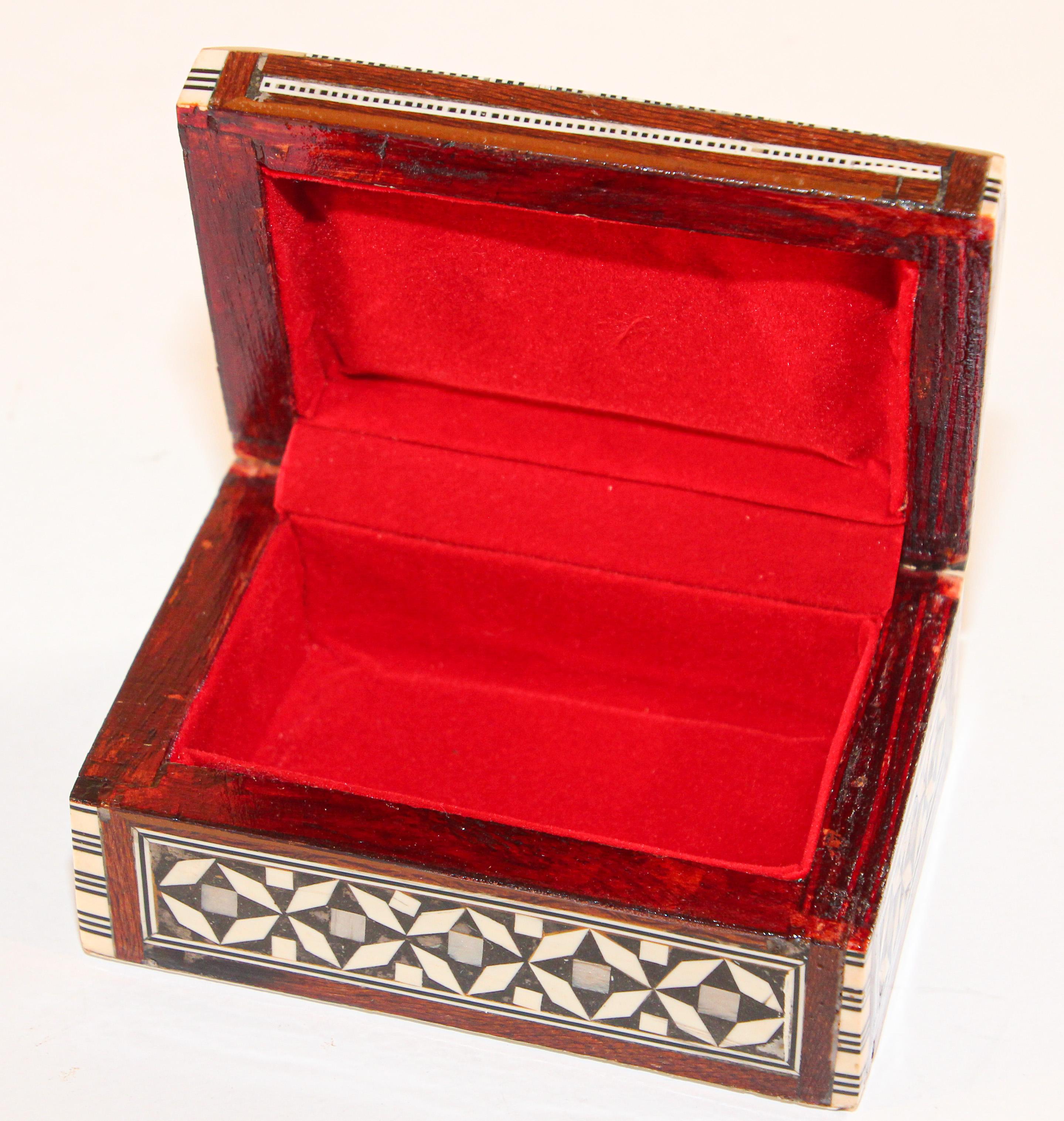 Middle Eastern Handcrafted Box Inlaid Marquetry 2