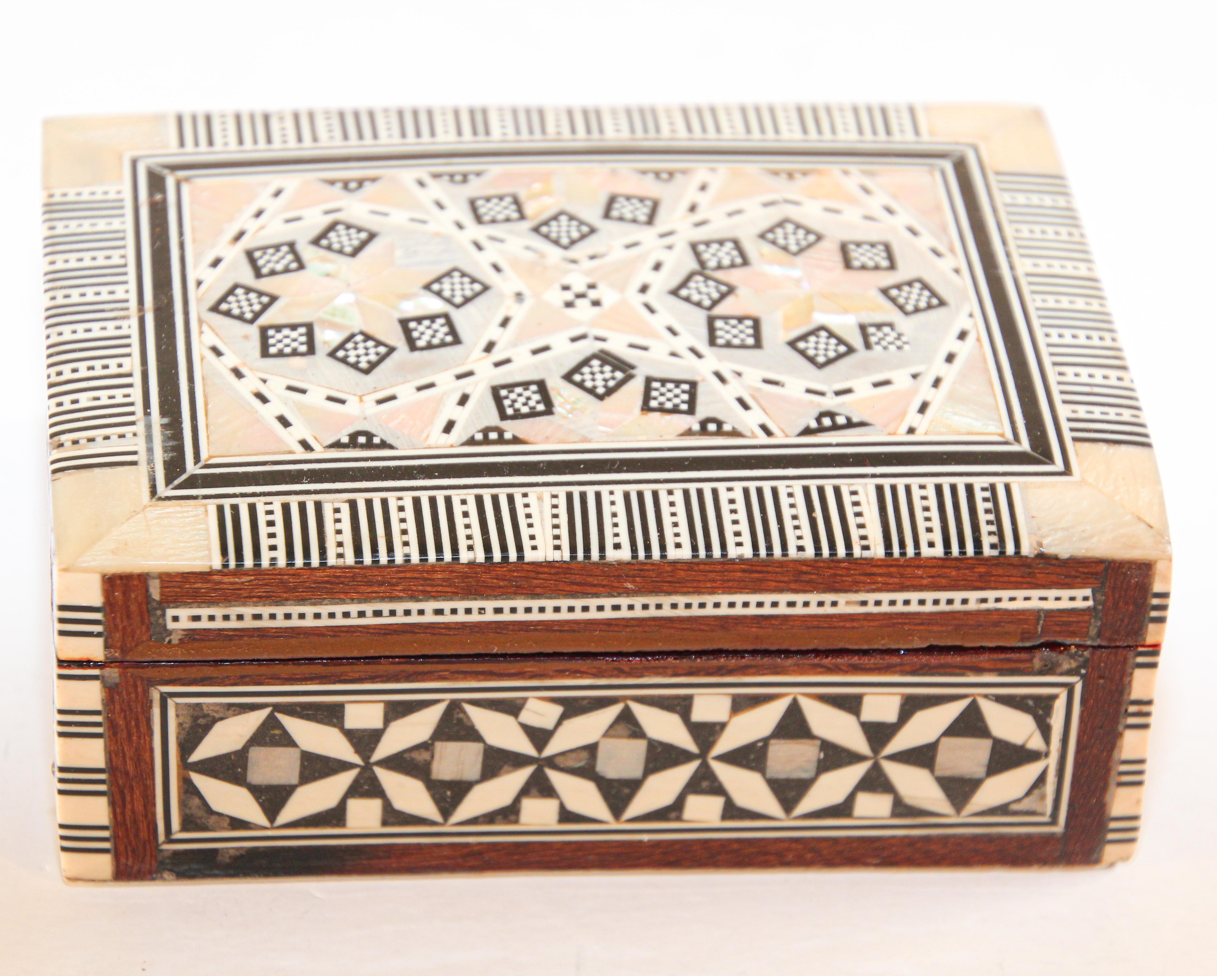 Middle Eastern Handcrafted Box Inlaid Marquetry In Good Condition In North Hollywood, CA