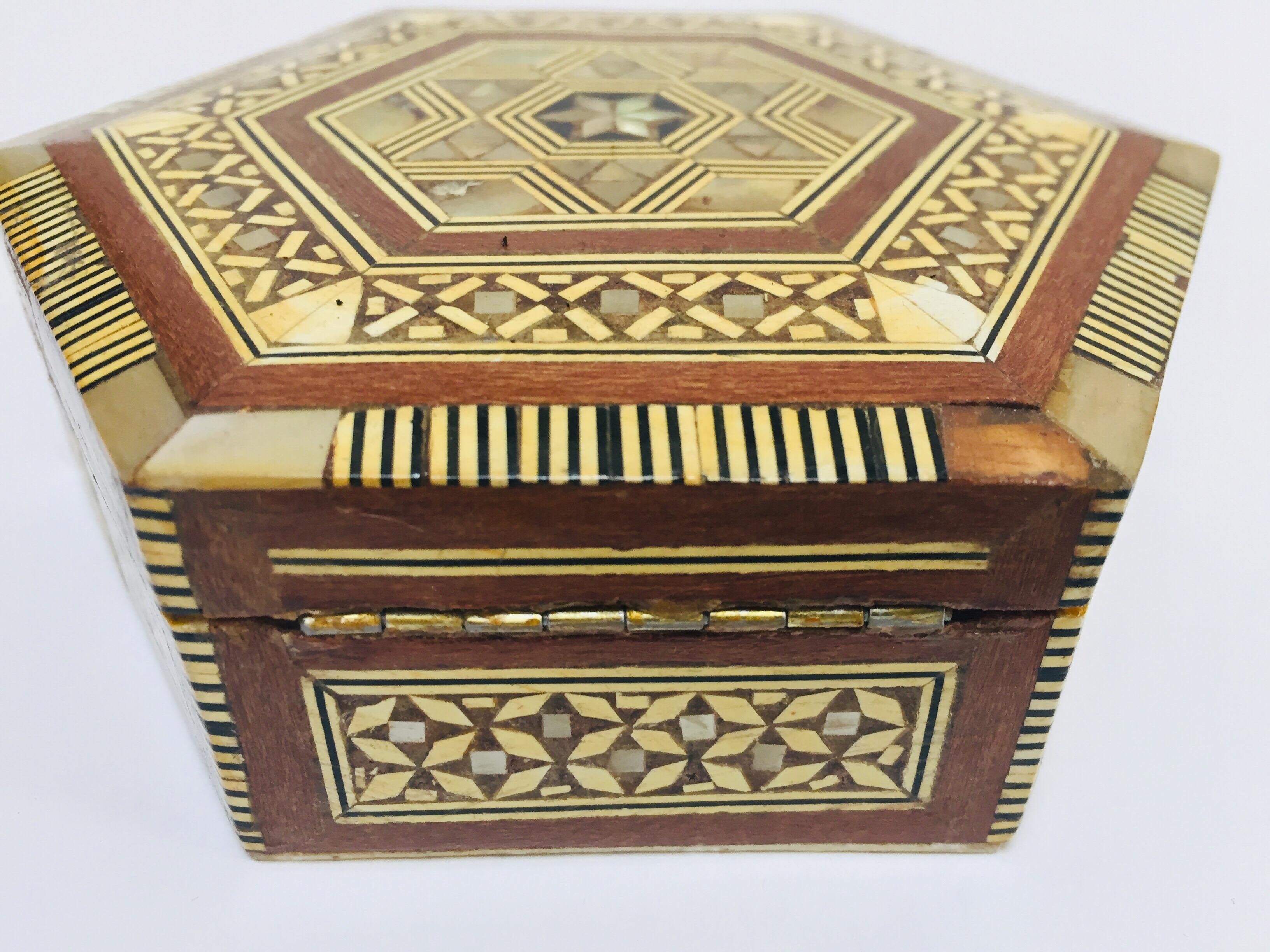Moorish Handcrafted Syrian Octagonal Box Mother of Pearl Inlaid 4