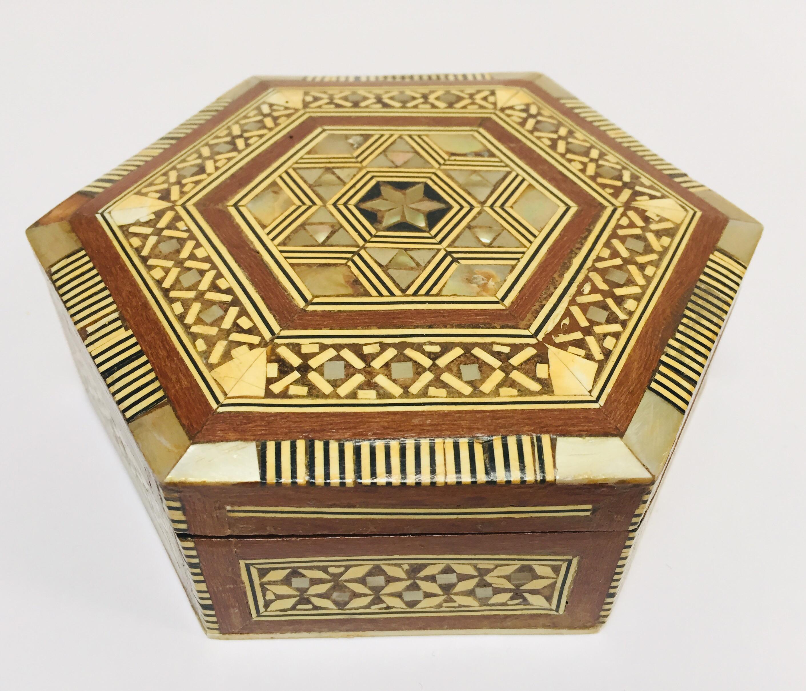 Exquisite handcrafted Middle Eastern Syrian mother of pearl inlaid walnut wood box.
Small octagonal box intricately decorated with Moorish motif designs which have been painstakingly inlaid with mother of pearl and fruitwoods.
Syrian walnut wood