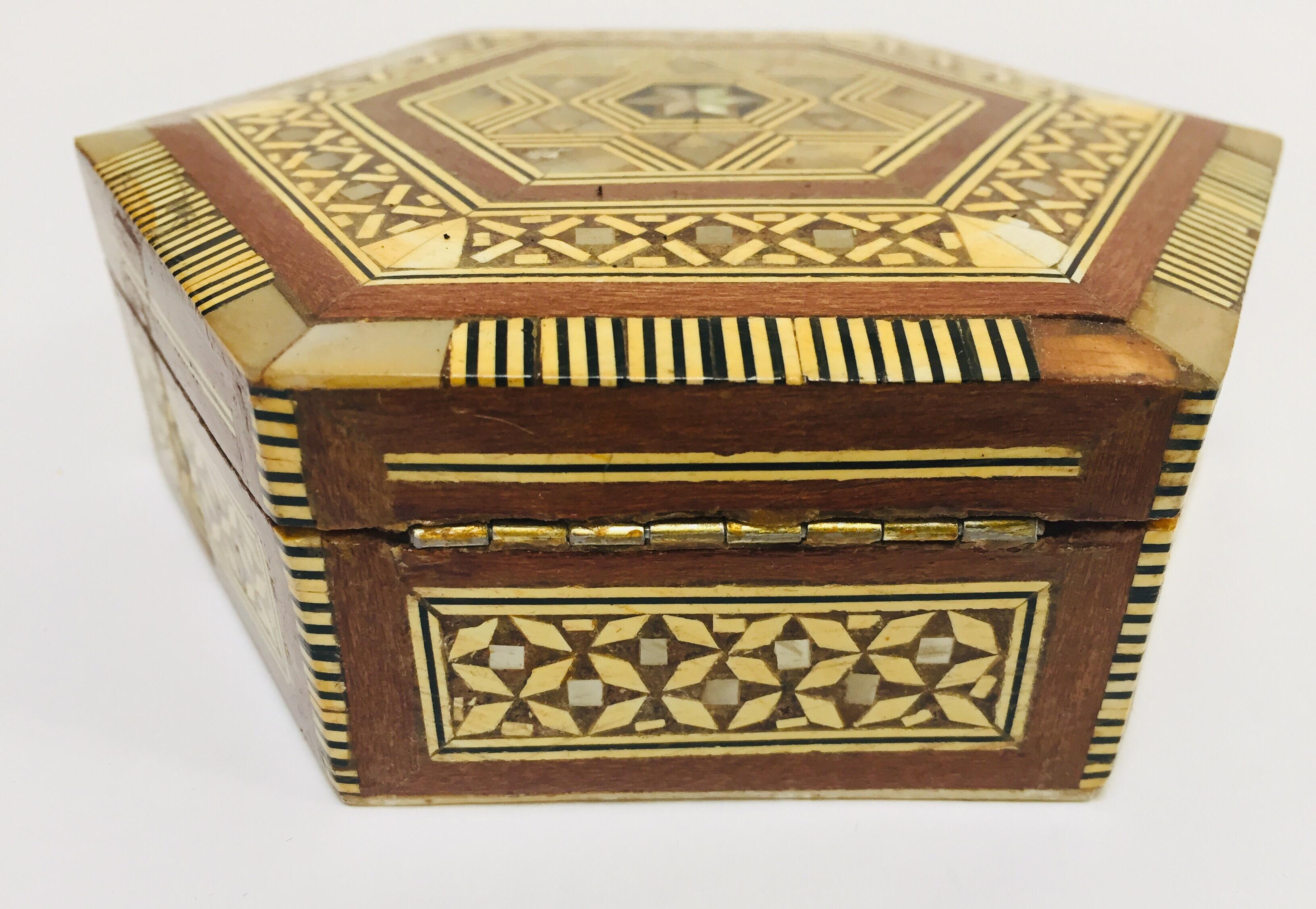 Moorish Handcrafted Syrian Octagonal Box Mother of Pearl Inlaid 3