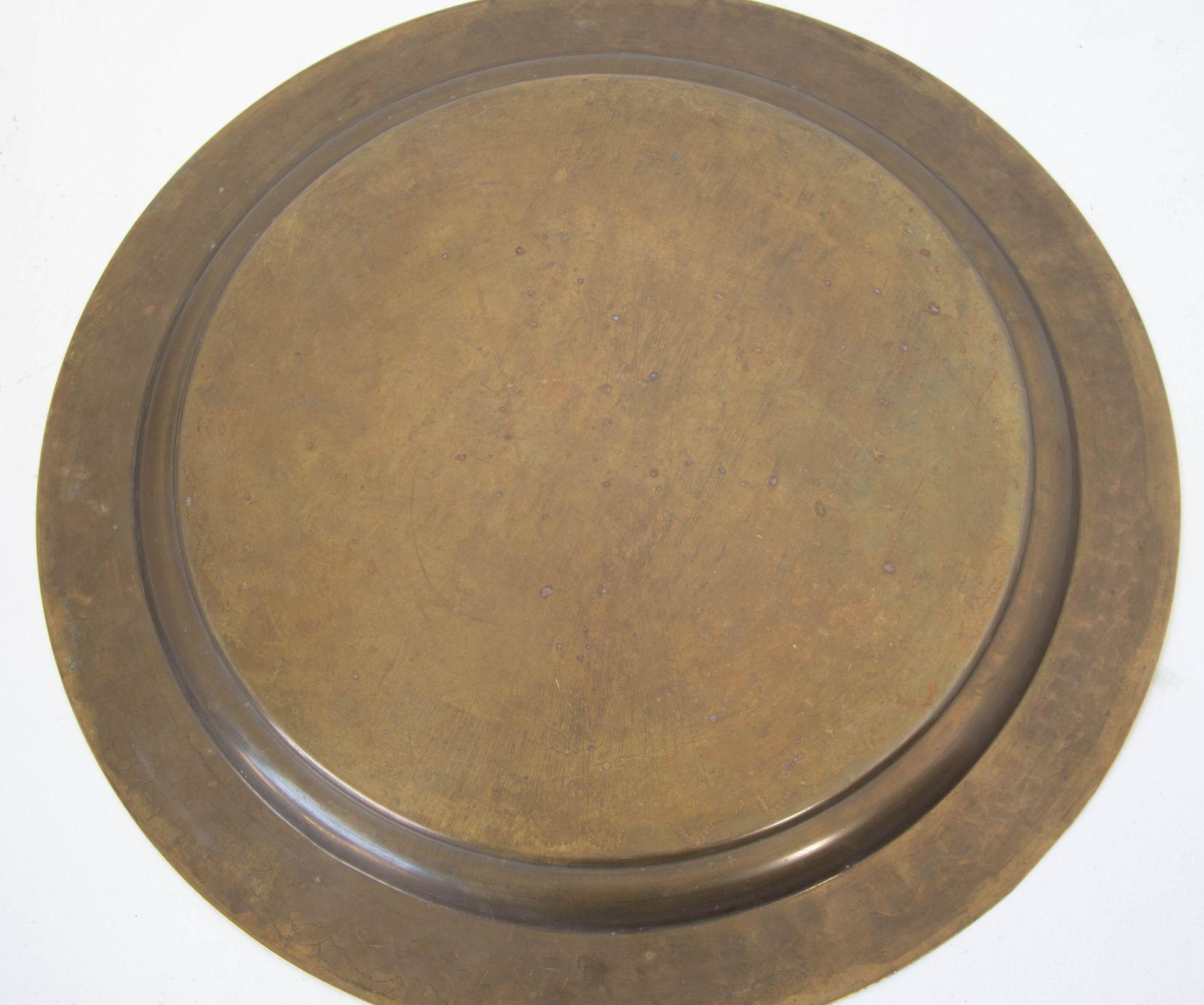 1930 Bandeja redonda islámica de latón de Oriente Medio 26,5 pulg. Diámetro.
Una magnífica bandeja redonda de latón de Oriente Medio, una auténtica obra maestra de la artesanía.
La bandeja decorativa morisca islámica de metal y latón brilla con el