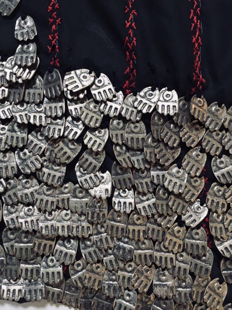 Naher Osten islamischen Frauen Gesichtsschleier Beduinen, Sinai Beduinen Wüste Kleidungsstück (Frühes 20. Jahrhundert) im Angebot