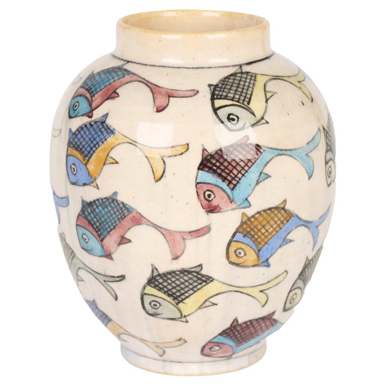 Vase en poterie d'art Iznik du Moyen-Orient peint avec des poissons sur  1stDibs