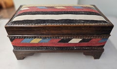 Cassapanca mediorientale in pino mordenzato rivestita in kilim