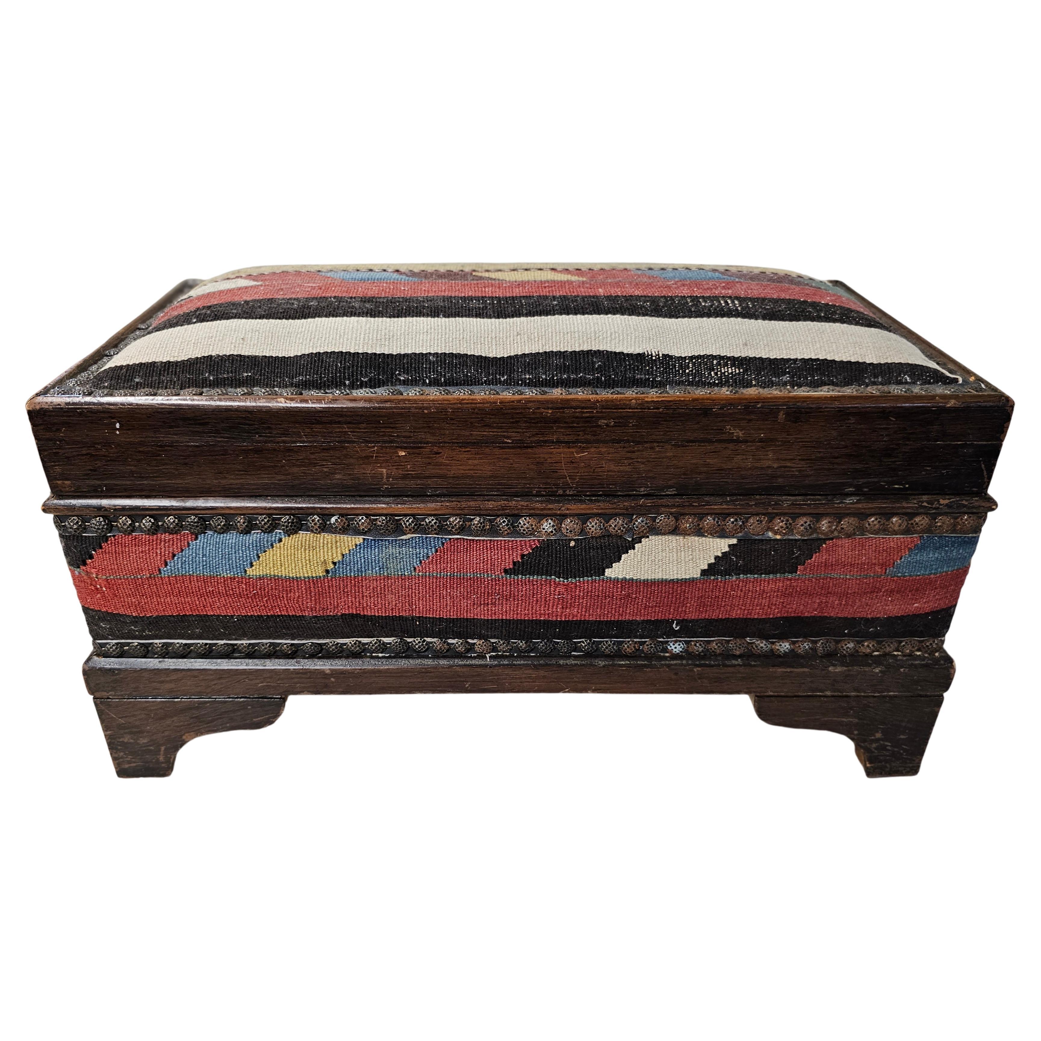 Coffre de table en pin teinté Kilim du Moyen-Orient tapissé